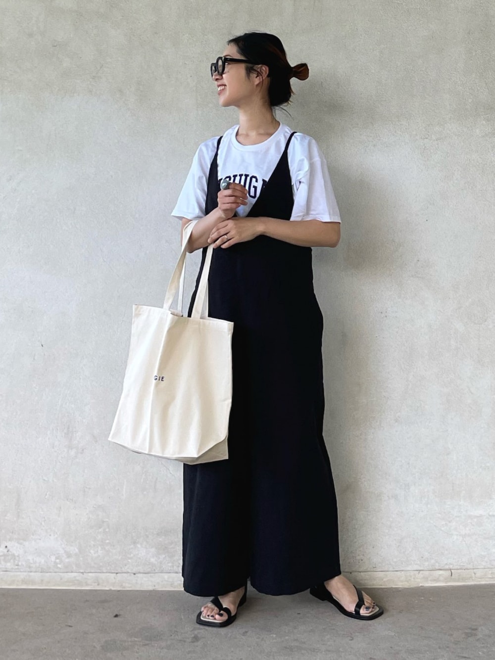 「トートバッグ、ロゴT、白Tシャツ、サロペット、キャップ、モノトーン、休日スタイル、メガネ女子、シンプル、ロゴトート、angie_vintage、ANGIE、FORK&SPOON、大人カジュアル」｜「ANGIEのGILDANカレッジロゴオーバーサイズTシャツ（半袖）（Tシャツ/カットソー、ホワイト系）」を使った、yukariさん（レディース・168cm）の春コーディネートの1枚目の写真