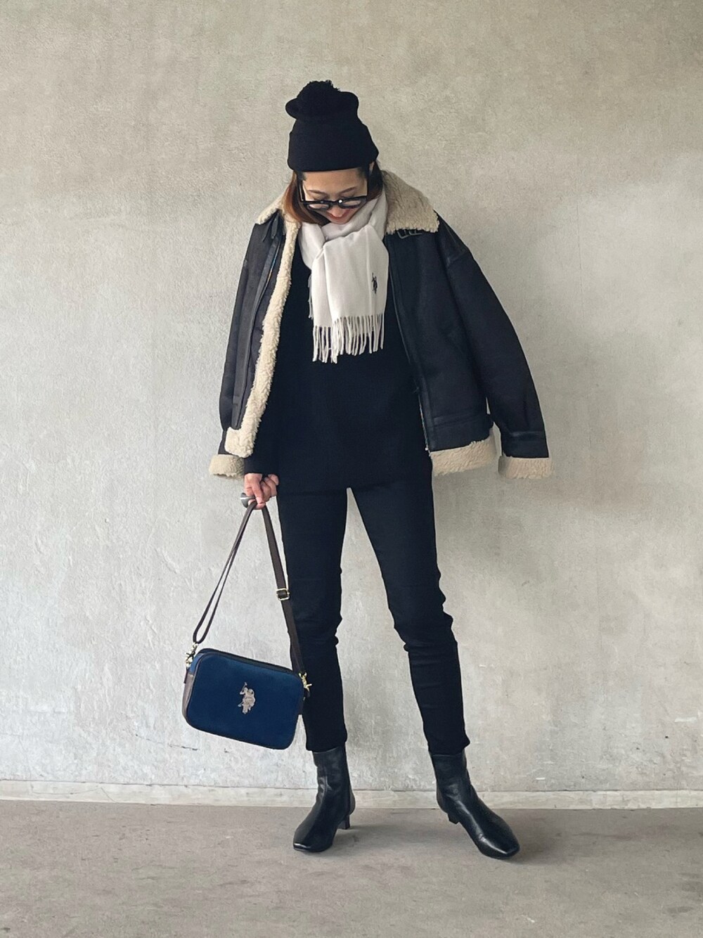 「alpha、USポロ、ニット帽、マフラーぐるぐる、Lee、alpha_industries、alpha_industries_japan」｜「ALPHAのB-3フェイクムートン オーバーサイズ（ムートンコート、ブラック系）」を使った、yukariさん（レディース・168cm）の秋コーディネートの1枚目の写真