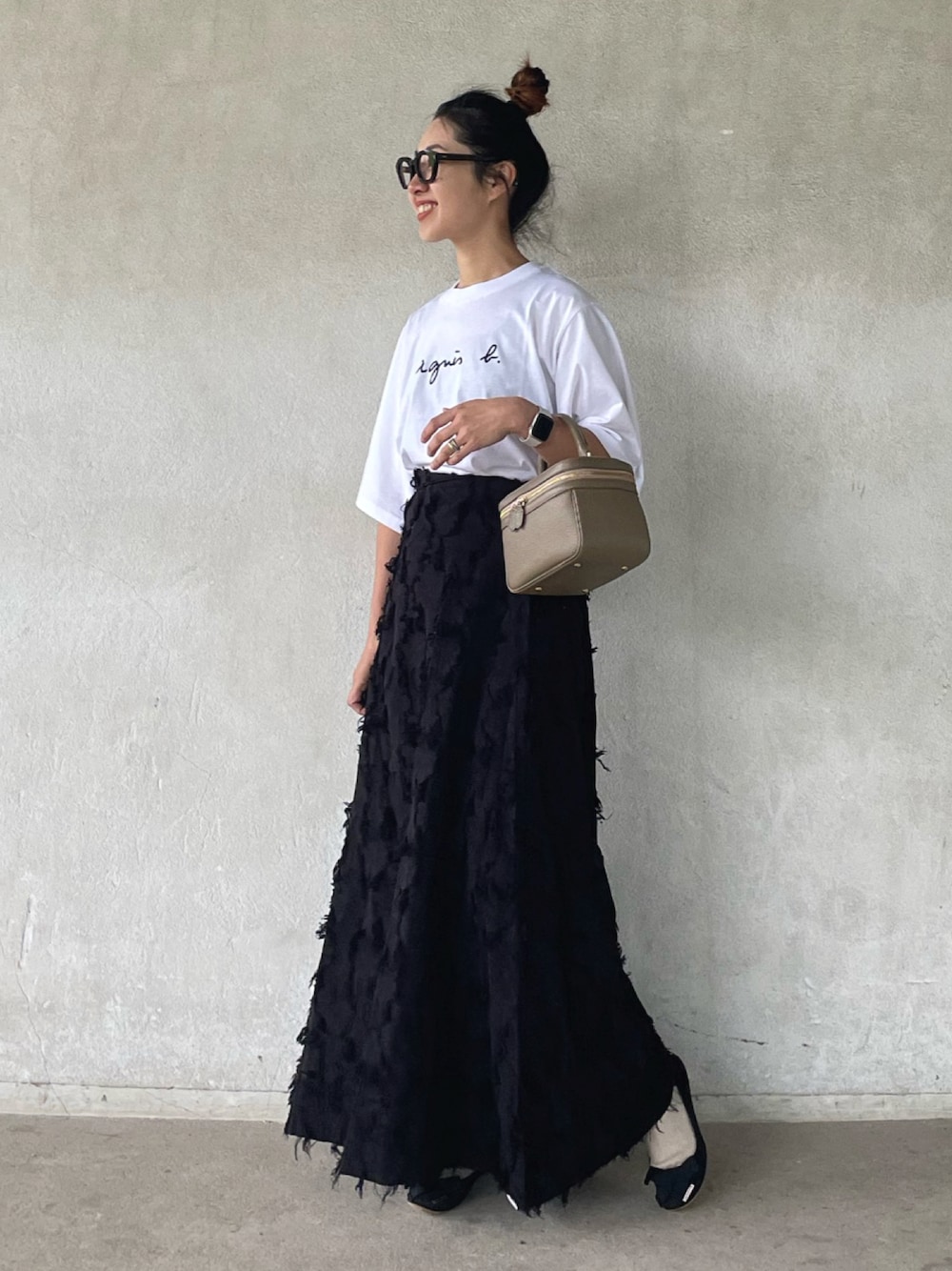 「アニエスベー、アニエスベーTシャツ、agnesb、ロゴT、ロゴTシャツ、ロングスカート、モノトーン、モノトーンコーデ、フレアスカート、メガネ女子、シンプルコーデ、お出かけコーデ日記、ハンドバッグ」｜「agnes b.のWEB限定 S137 TS YOKO Tシャツ（Tシャツ/カットソー、ホワイト系）」を使った、yukariさん（レディース・168cm）の春コーディネートの1枚目の写真