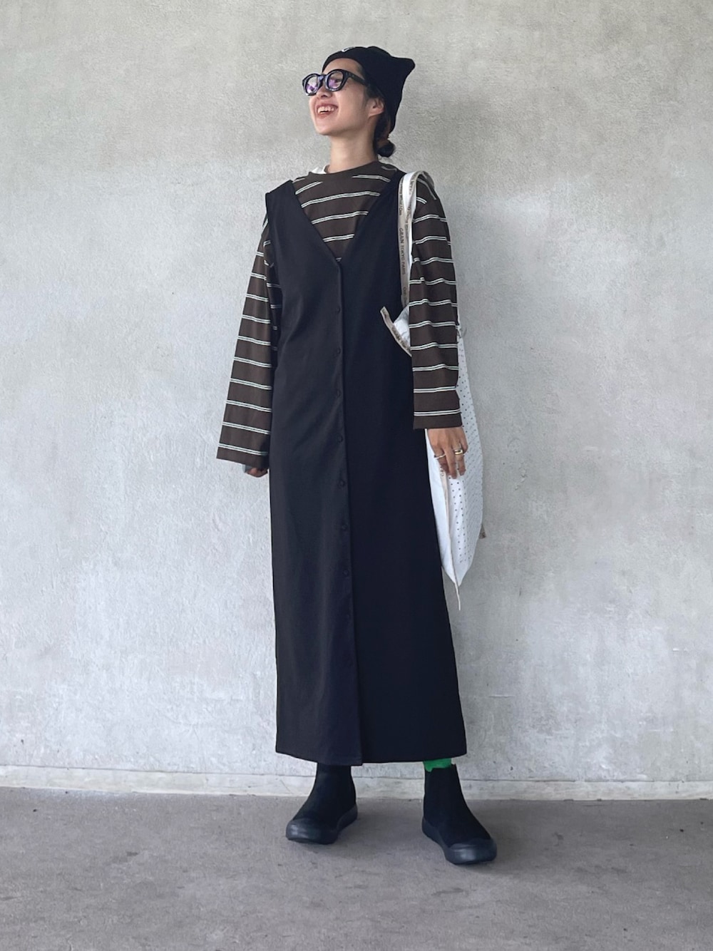 「LIFEisKEEN、ジャンパースカート、ブーツ、ニット帽、秋コーデ、秋服準備はじめました、ハンチ、HUNCH、PR、メガネ女子、トートバッグ、大人カジュアル、カジュアルコーデ」｜「hunchのヘビロテ確実、カジュアルだけじゃないボーダー柄オーバーチュニック（Tシャツ/カットソー、ブラウン系）」を使った、yukariさん（レディース・168cm）の秋コーディネートの1枚目の写真