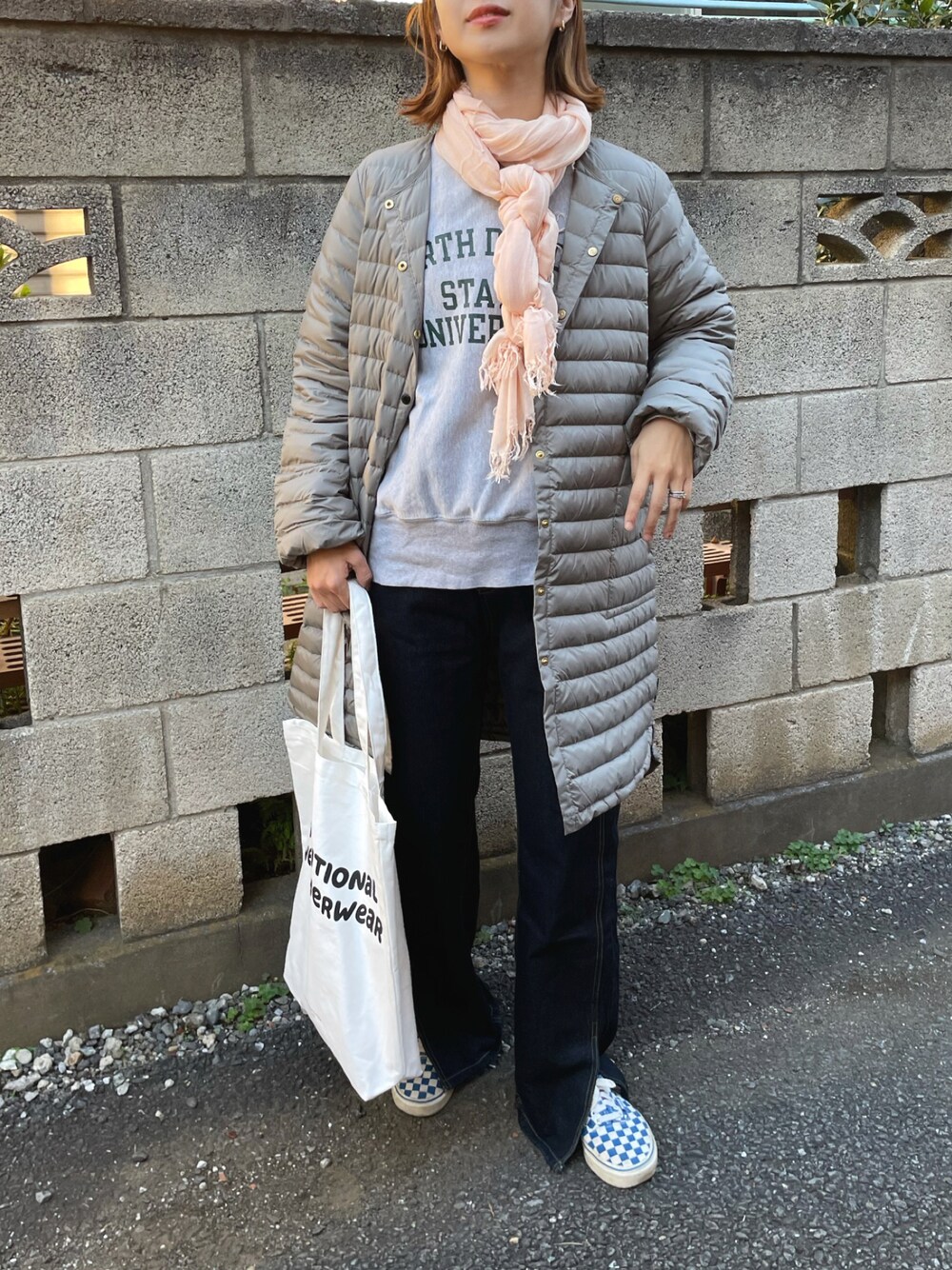 「トートバッグ、カジュアル、ストール、ダウンコート、冬コーデ、休日スタイル、ロゴスウェット、Traditional Weatherwear、ロゴトート、秋冬コーデ、スリットパンツ、TWW」｜「Traditional WeatherwearのARKLEY LONG DOWN PACKABLE（ダウンジャケット/コート、グレー系）」を使った、yukariさん（レディース・168cm）の秋コーディネートの1枚目の写真