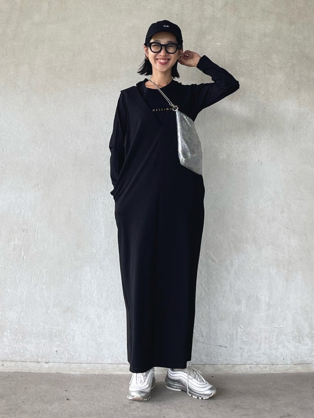 「ファッションを楽しもう、今日のコスメと服、ブラック、ロゴT、PR、danielwellington、uleula、uleula_2023aw、ウルア、休日スタイル、スニーカー、キャップ、メガネ女子、ロングワンピース、ジャンパースカート」｜「Daniel Wellingtonのストレッチ コットンクルーネック ロングスリーブTシャツ（Tシャツ/カットソー、ブラック系）」を使った、yukariさん（レディース・168cm）の秋コーディネートの1枚目の写真