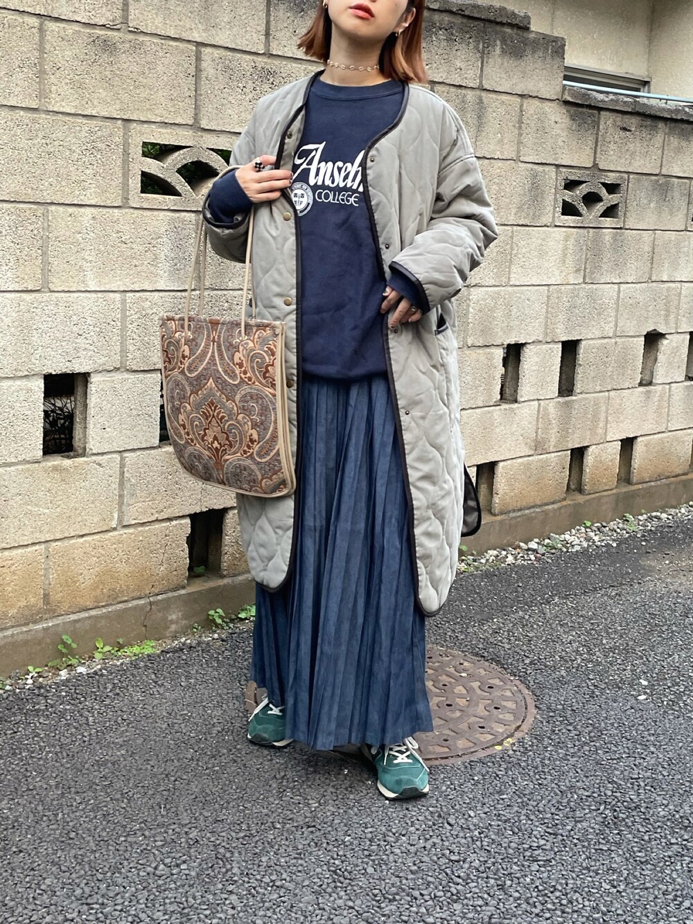 「スニーカー、トートバッグ、チャンピオン、キルティング、ニューバランス、ロングコート、スニーカーコーデ、ロゴスウェット、チョーカー、古着MIX、プリーツスカート、キルティングコート、ゆるコーデ、キャミワンピ」｜「bohmalの波キルティングノーカラーロングコート（ノーカラーコート、グリーン系）」を使った、yukariさん（レディース・168cm）の秋コーディネートの1枚目の写真