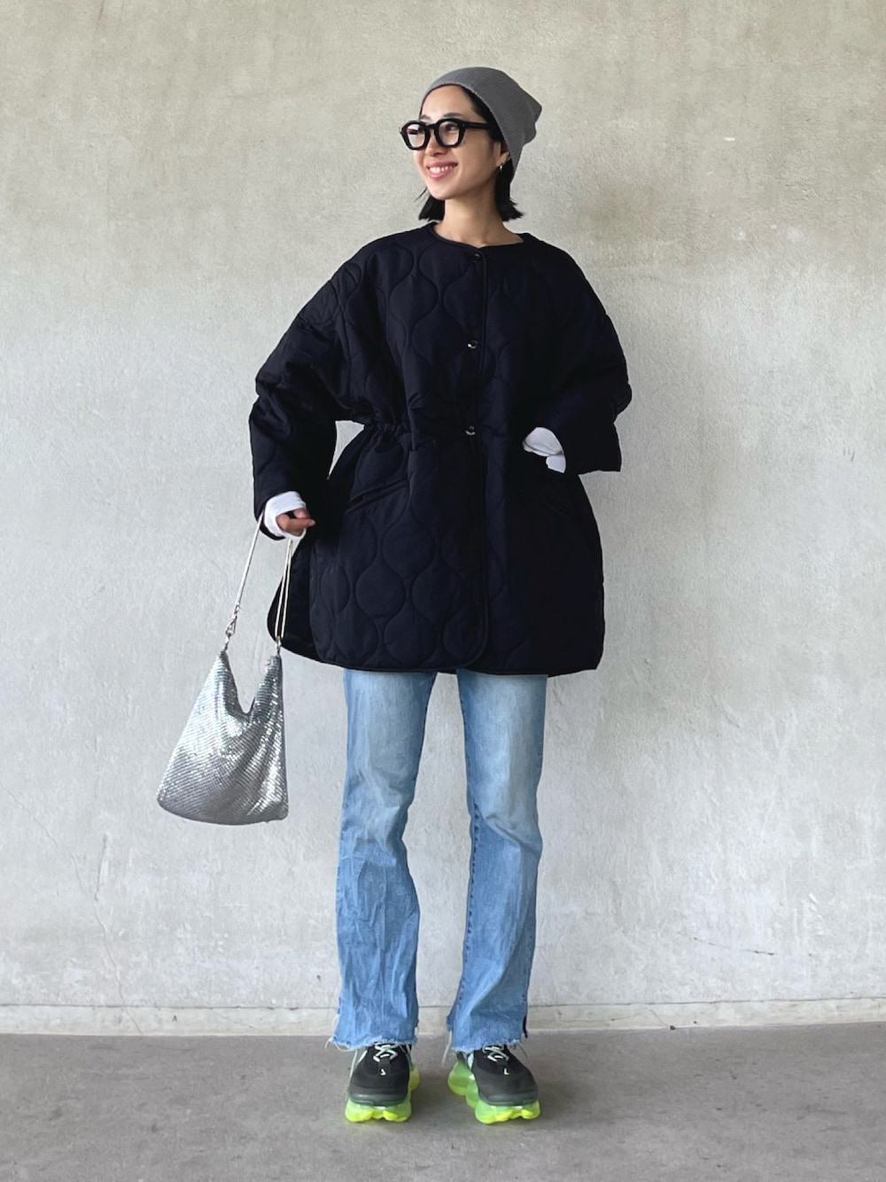 「PR、riberry、riberry_snap、キルティング、キルティングジャケット、ニット帽、メガネ女子、デニム、厚底シューズ、シンプルコーデ、アウター、NIKE、ファッションを楽しもう」｜「Riberryのドロストキルティングショートコート（ノーカラーコート、ブラック系）」を使った、yukariさん（レディース・168cm）の秋コーディネートの1枚目の写真