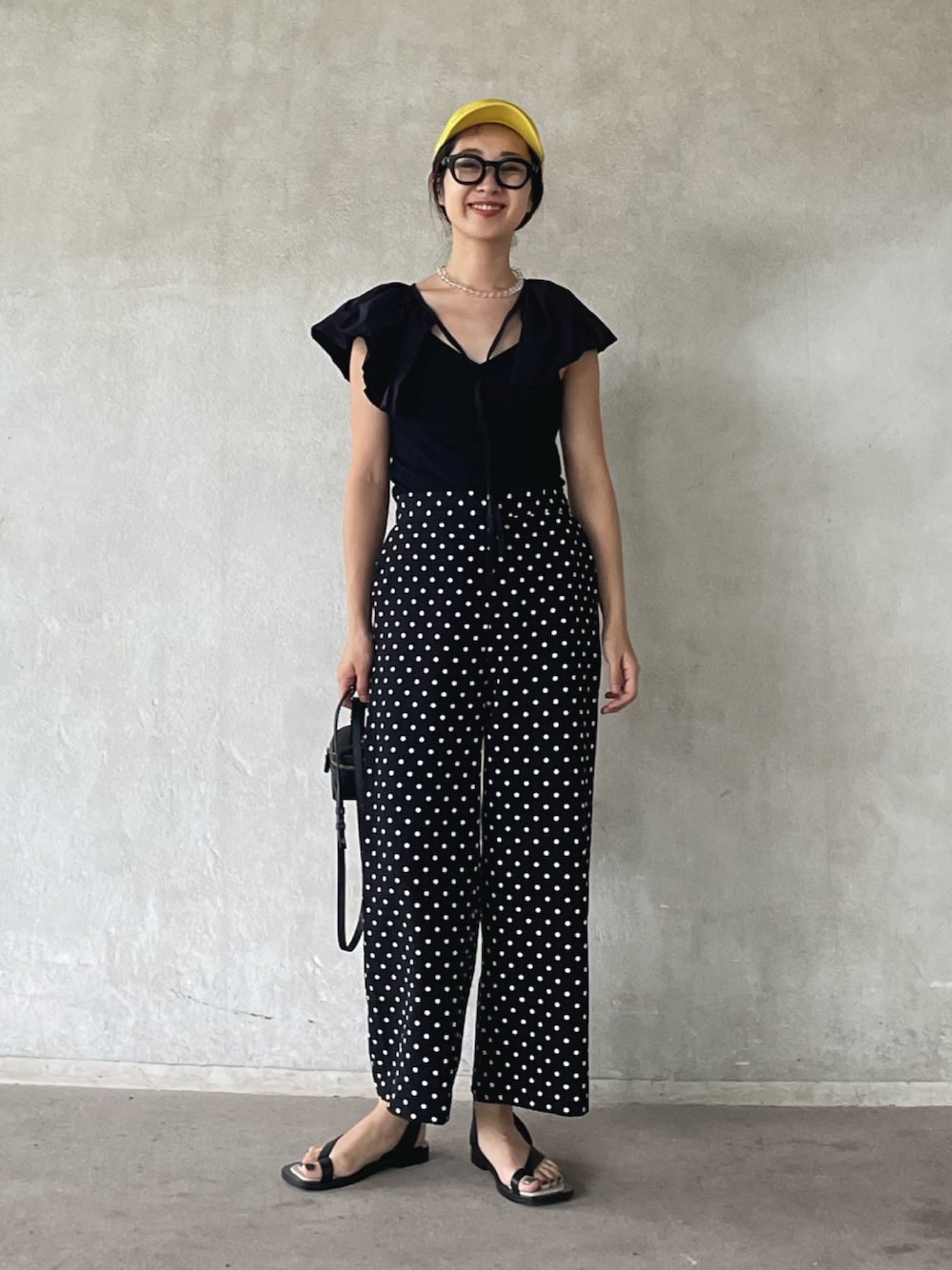 ブラック系のキャミソール、ブラック系のその他パンツ、ブラック系のサンダルを着用したレディースの夏コーディネートの1枚目の写真