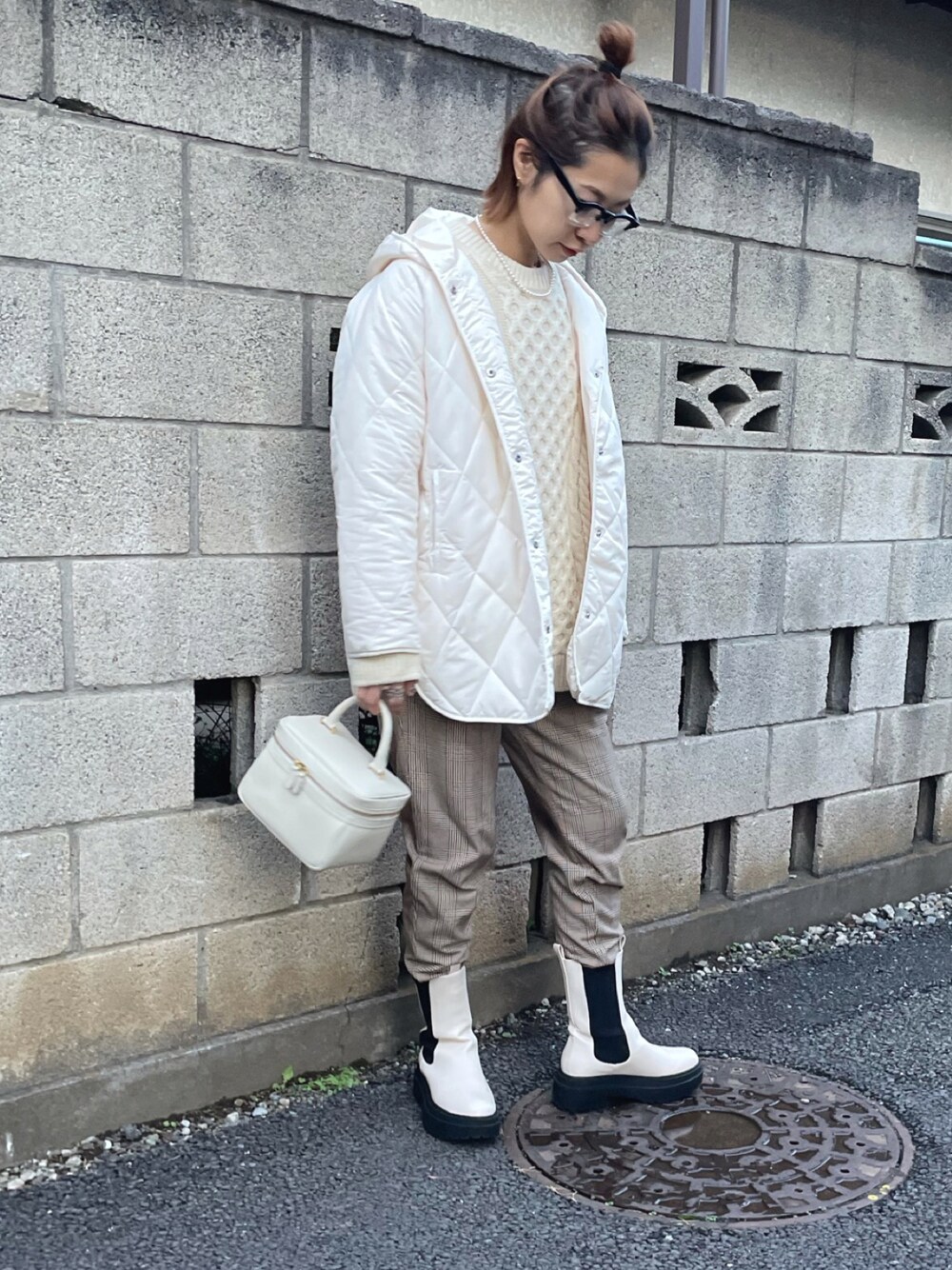 「チェックパンツ、チェック柄に恋してる、キルティングジャケット、chiiiibag、メガネ女子、アランニット、白ニット、ブーツ、ニット、チェルシーブーツ、サイドゴアブーツ、カジュアル、大人カジュアル、冬コーデ、ホワイトコーデ」｜「SUGAR BISKETのキルティングフードコート（その他アウター、ホワイト系）」を使った、yukariさん（レディース・168cm）の秋コーディネートの1枚目の写真