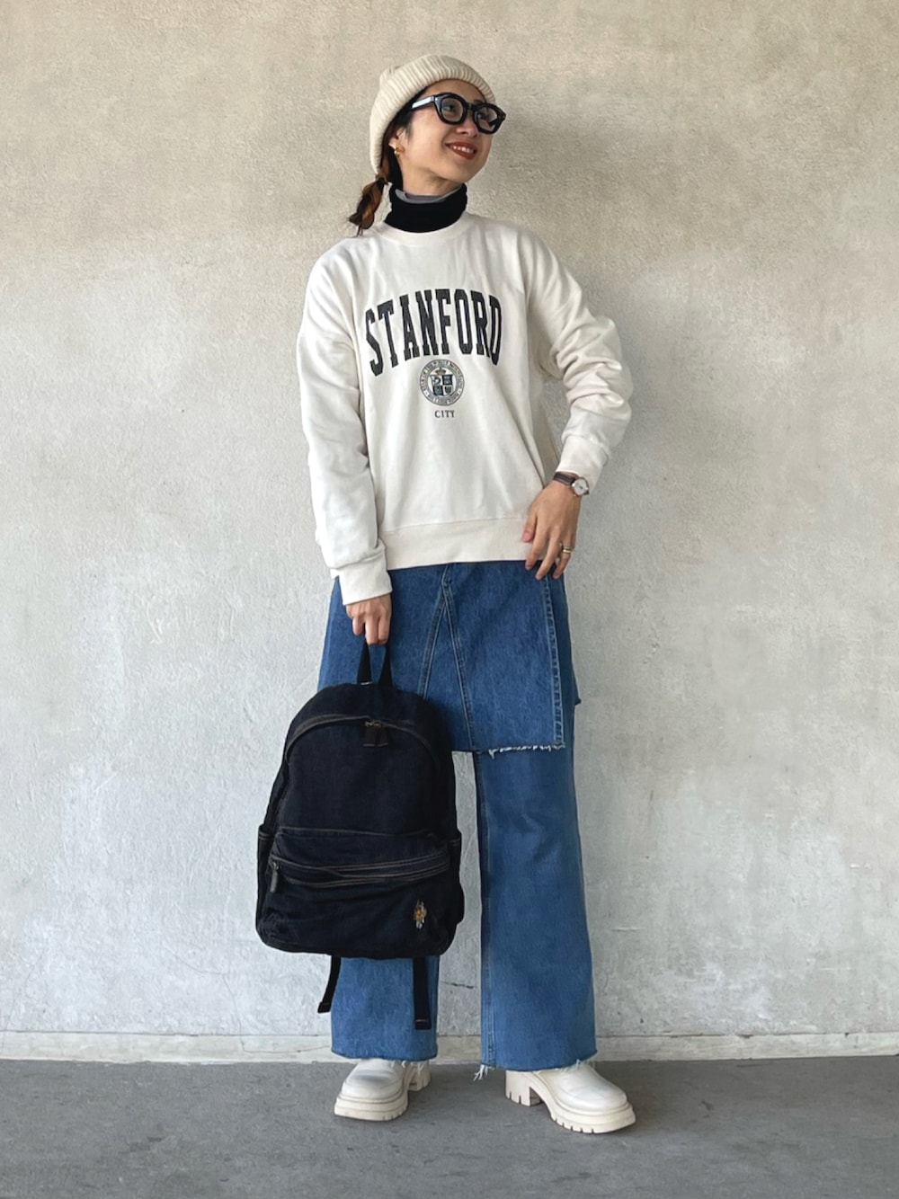 「ほめられ本命コーデ、ロゴスウェット、デニム、USポロ、ブーツ、春コーデ、ニット帽、maisonspecial、メガネ女子、apretro、スウェット」｜「ap retroの2022/AW ロゴプリント裏毛ルーズプルオーバー カレッジロゴ（スウェット、ホワイト系）」を使った、yukariさん（レディース・168cm）の冬コーディネートの1枚目の写真