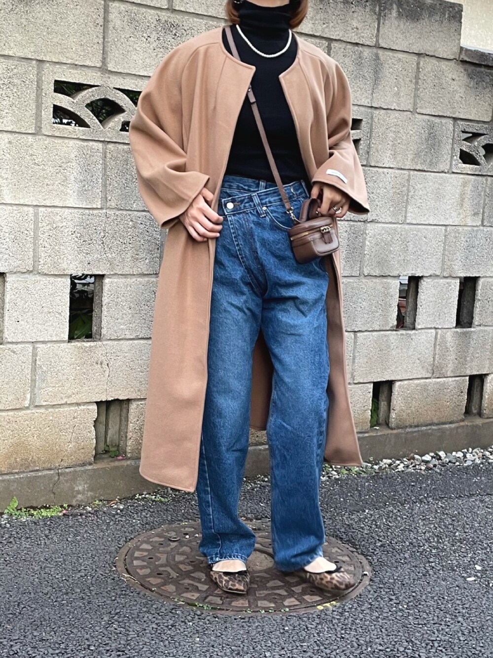 「デニム、カジュアル、シンプル、レオパード、アシンメトリー、冬コーデ、タートルネック、ロングコート、大人カジュアル、バレエシューズ、ミニバッグ、秋冬コーデ」｜「AMELYのノーカラーオーバーサイズコート（その他アウター、イエロー系）」を使った、yukariさん（レディース・168cm）の秋コーディネートの1枚目の写真