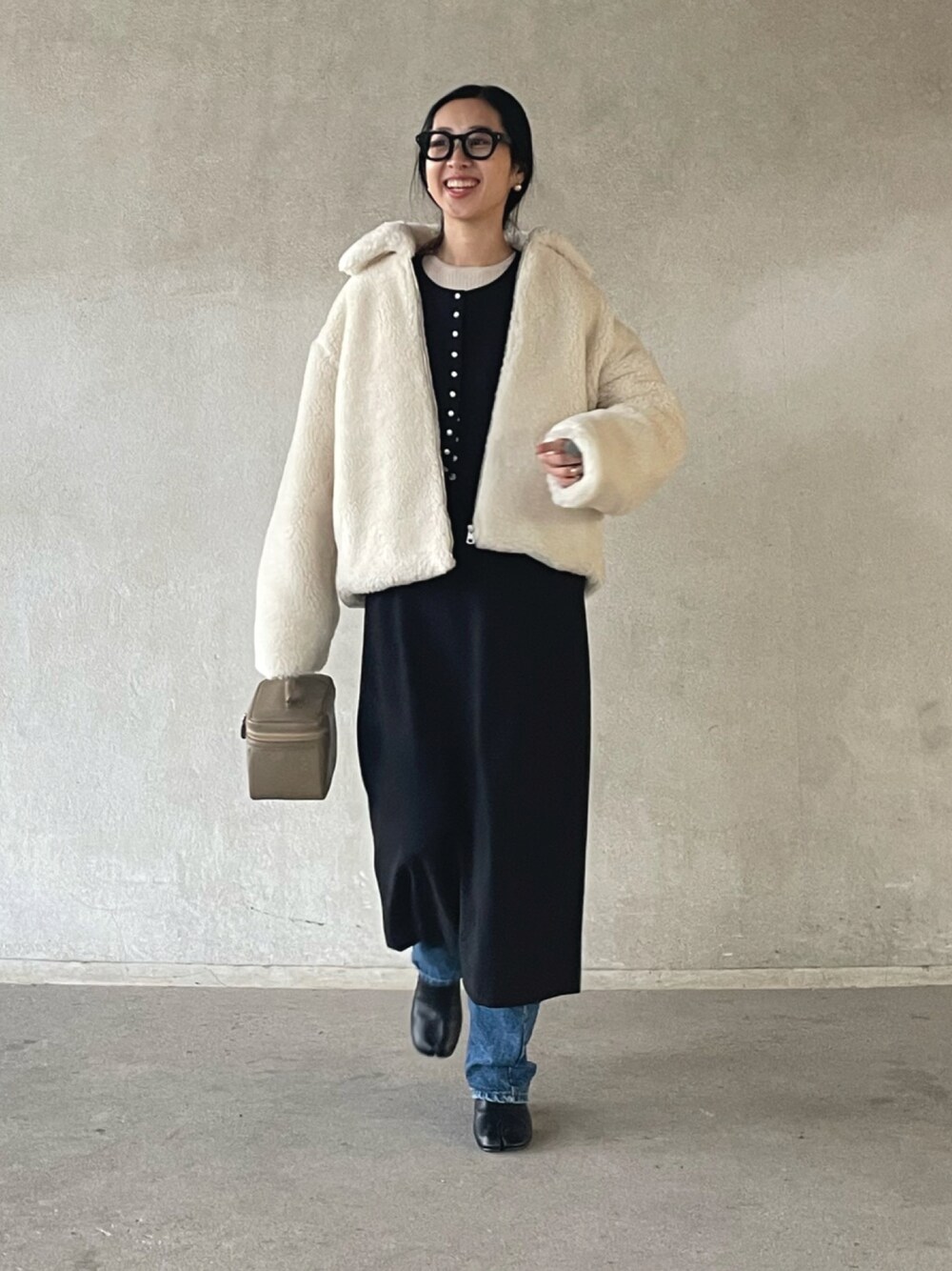 「calvinklein、カルバンクライン、renorm、リノーム、ワンピース、レイヤードスタイル、ボアジャケット、ボアブルゾン、メガネ女子、秋冬コーデ、ハンドバッグ、ショートブーツ、大人カジュアル、ビッグシルエット、オーバーサイズ」｜「Calvin Kleinのバックモノグラム シェルパジャケット（その他アウター、ホワイト系）」を使った、yukariさん（レディース・168cm）の秋コーディネートの1枚目の写真