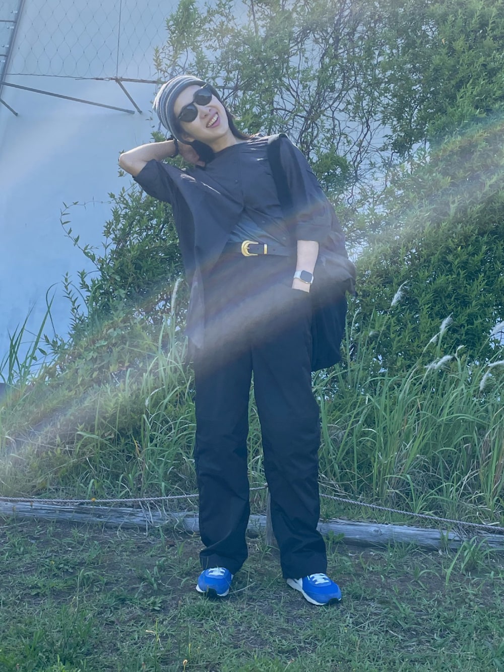 グレー系のシャツ/ブラウス、その他のカーゴパンツ、ブラック系のショルダーバッグを着用したレディースの夏コーディネートの1枚目の写真