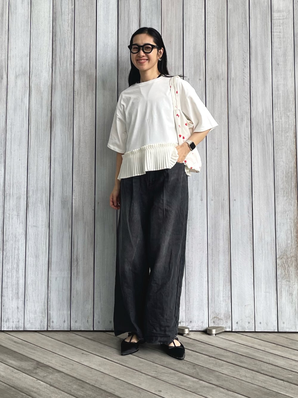 ホワイト系のTシャツ/カットソー、ブラック系のデニムパンツ、ブラック系のパンプスを着用したレディースの春コーディネートの1枚目の写真