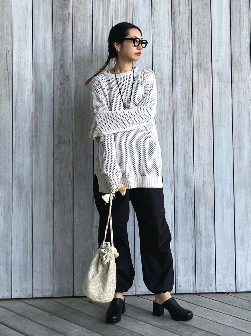 「春コーデ、モノトーン、モノトーンコーデ、休日スタイル、メガネ女子、シンプルコーデ、シンプル、大人カジュアル、Lee、lee、leejapan、サンダル」｜「select MOCAの2023 SS クルーネック透かし編みメッシュニットトップス（ニット/セーター、ホワイト系）」を使った、yukariさん（レディース・168cm）の春コーディネートの1枚目の写真