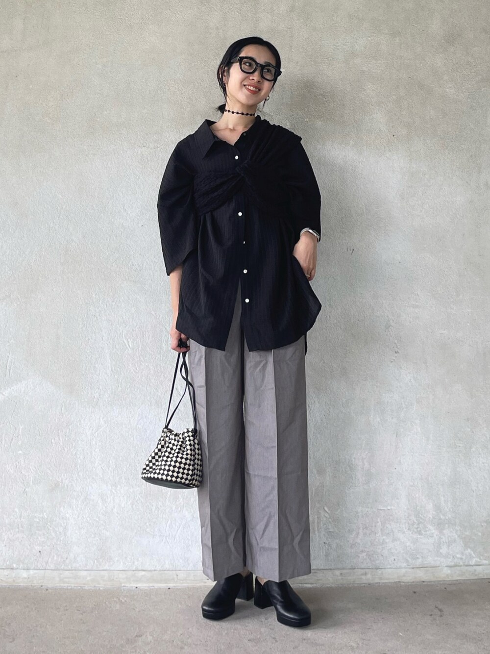 ブラック系のシャツ/ブラウス、ブラック系のその他トップス、グレー系のその他パンツを着用したレディースの夏コーディネートの1枚目の写真