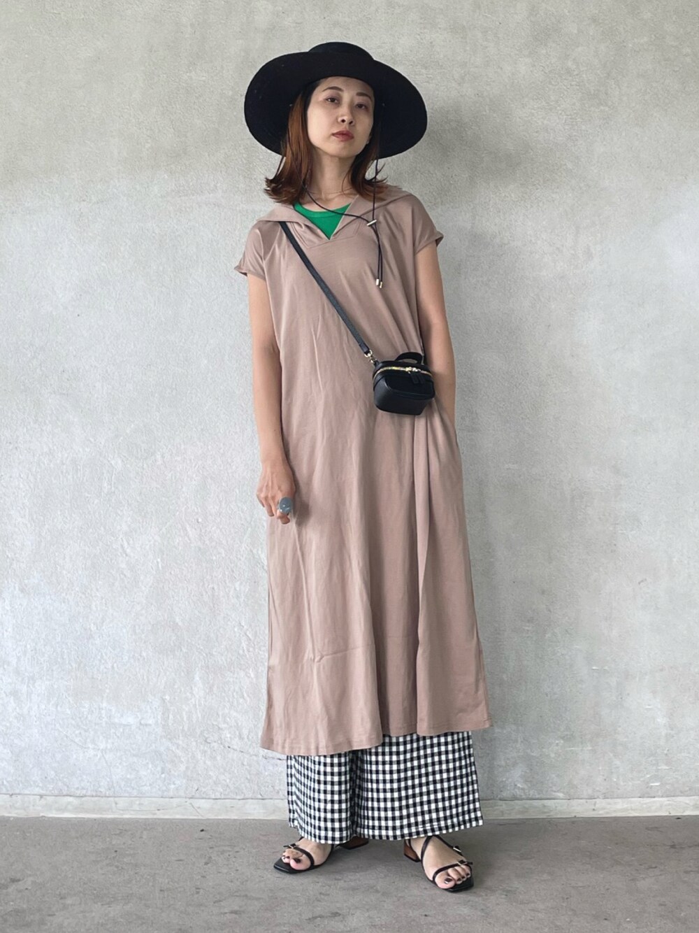 「レイヤードスタイル、麦わら帽子、ストローハット、ミニバッグ、chiiiibag、大人カジュアル、ロングワンピース、ギンガムチェック、サンダル、ストラップサンダル、コトリカ、items_urbanresarch、サヴァサヴァ、サヴァサヴァの靴、足が痛くならない靴」｜「FERRUCCIO VECCHIの【FERRUCCIO VECCHI】ストローハット（ハット、ブラック系）」を使った、yukariさん（レディース・168cm）の夏コーディネートの1枚目の写真