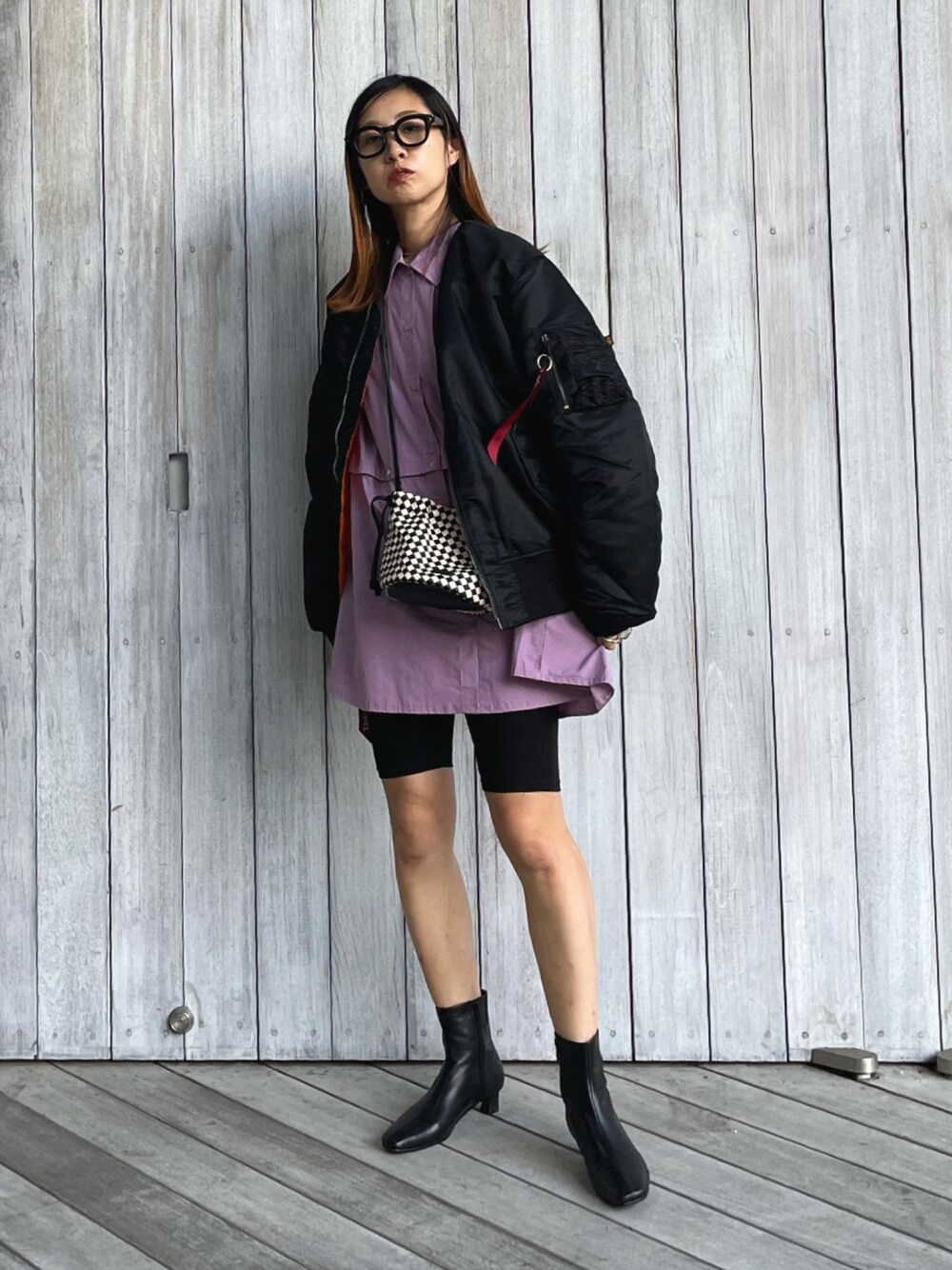 「alpha、alpha_industries_japan、MA-1、ブーツ、ショートブーツ、シャツスタイル、秋コーデ、メガネ女子、大人カジュアル、サヴァサヴァ、サヴァサヴァの靴、足が痛くならない靴、chiiiibag、ショルダーバッグ」｜「ALPHAのAlpha Industries/アルファインダストリーズ MA-1 CORE SPEC フライトジャケット（U.S.サイズ）リバーシブル（MA-1、ブラック系）」を使った、yukariさん（レディース・168cm）の秋コーディネートの1枚目の写真