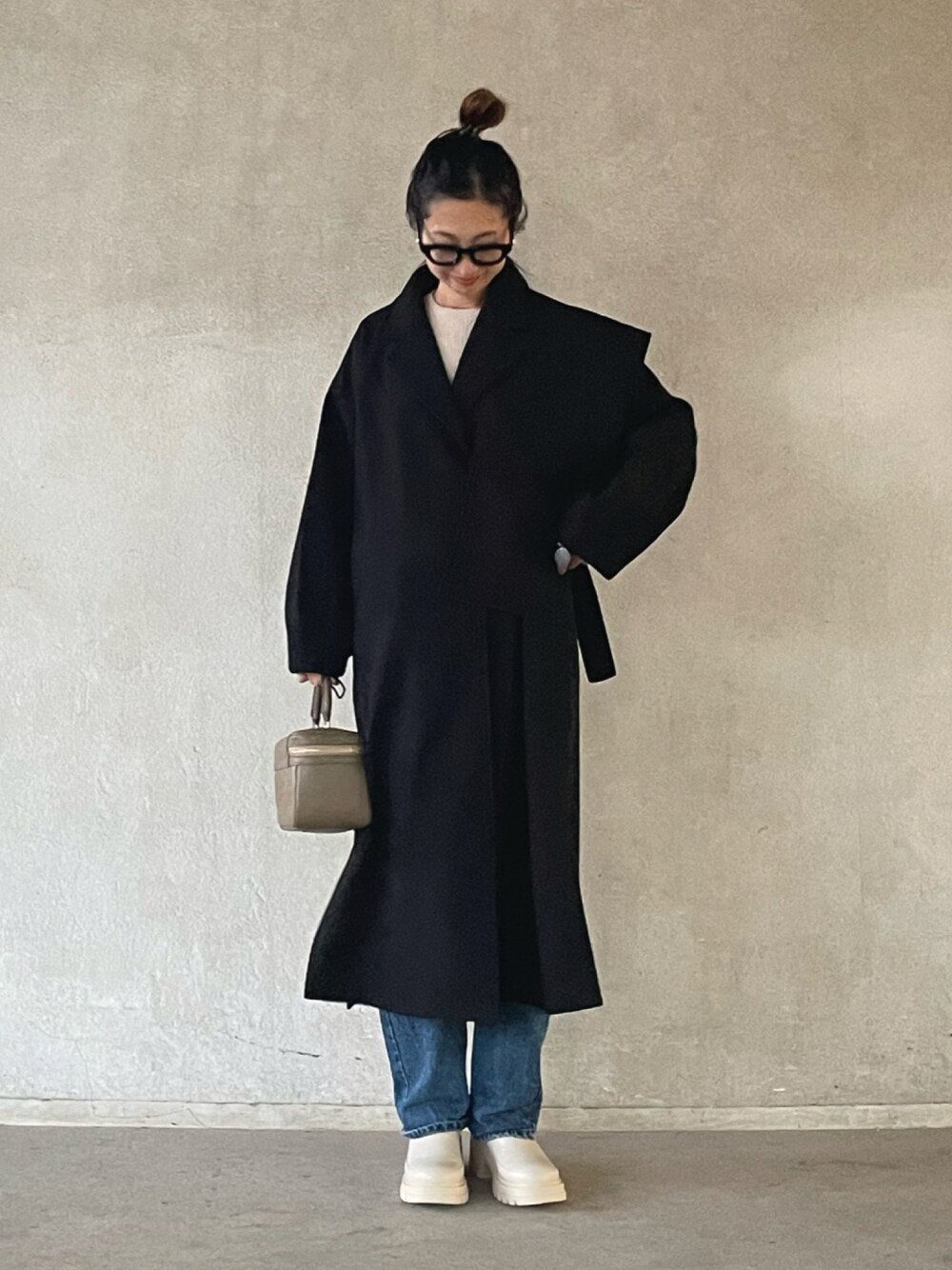 「秋冬コーデ、ロングコート、シンプルコーデ、シンプル、メガネ女子、notch.、デニム、オーバーサイズ、冬アウター、ブーツ、厚底ブーツ、チェルシーブーツ、サイドゴアブーツ」｜「notch.のアシメケープタイロッケンコート（その他アウター、ブラック系）」を使った、yukariさん（レディース・168cm）の秋コーディネートの1枚目の写真