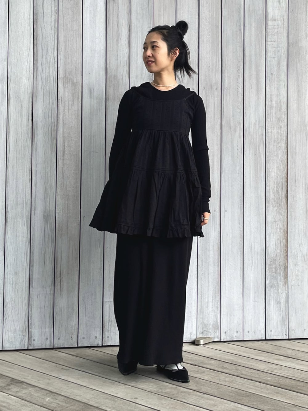 ブラック系のワンピース、ブラック系のワンピース、ブラック系のパンプスを着用したレディースの春コーディネートの1枚目の写真