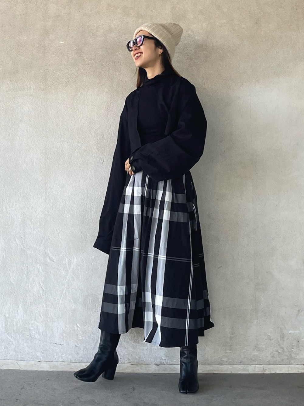 「モノトーン、春服デビュー宣言、モノトーンコーデ、ロングコート、フレアスカート、frames RAY CASSIN、フレームスレイカズン、cona、コナ、チェック、チェックスカート」｜「conaの【ZOZO限定】3wayボリュームスリーブレイヤードトレンチコート（トレンチコート、ブラック系）」を使った、yukariさん（レディース・168cm）の春コーディネートの1枚目の写真
