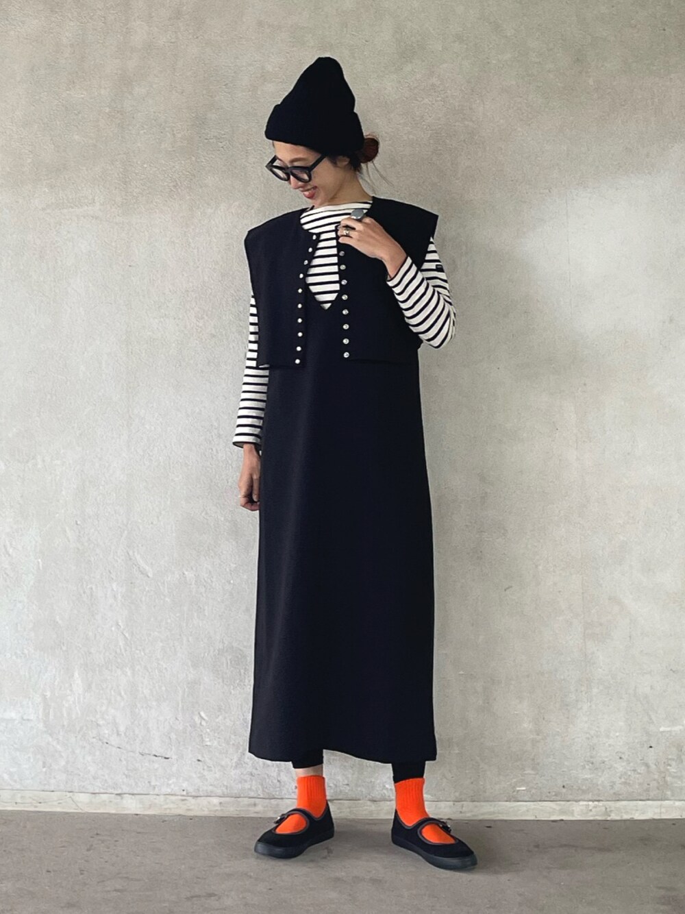 「レイヤードスタイル、カラーソックス、ニット帽、ボーダー、メガネ女子、WEARハロウィン2022、リノーム、renorm、ワンピース、大人カジュアル、秋コーデ、秋冬コーデ」｜「ReNormの【YUKIコラボ】ショートベスト×ジャンスカセット（ジャンパースカート、ブラック系）」を使った、yukariさん（レディース・168cm）の秋コーディネートの1枚目の写真