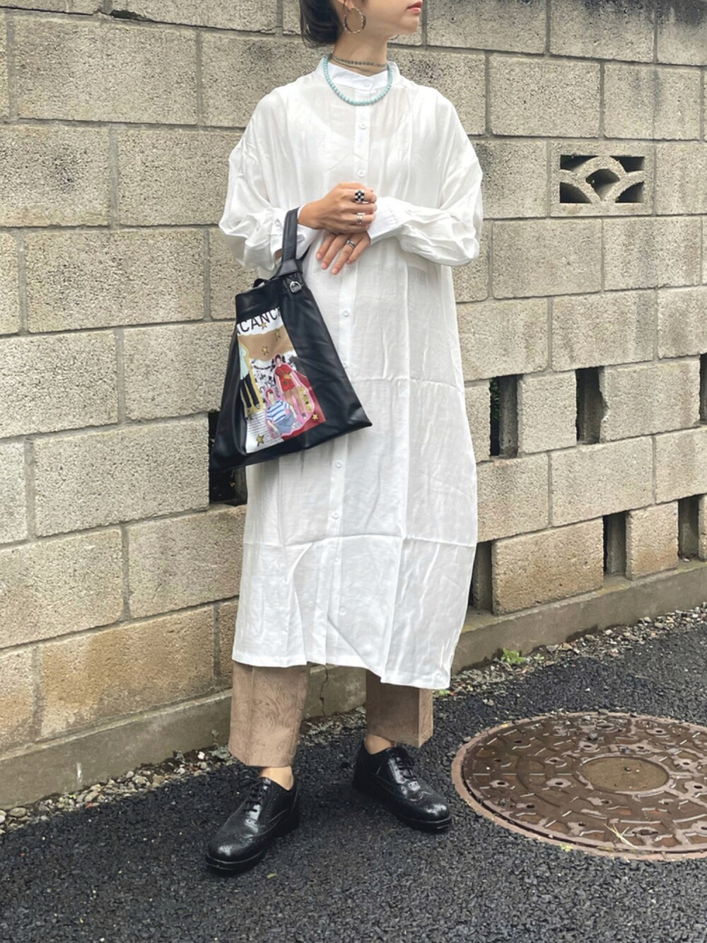 「秋のコーデ、＃ワンピース、大人カジュアル、シャツワンピ、＃トートバッグ、秋コーデ、高身長女子、秋服準備はじめました、ウィングチップシューズ、レースアップシューズ」｜「SUGAR BISKETのバックリボンスリットシャツワンピース（ワンピース、ホワイト系）」を使った、yukariさん（レディース・168cm）の秋コーディネートの1枚目の写真