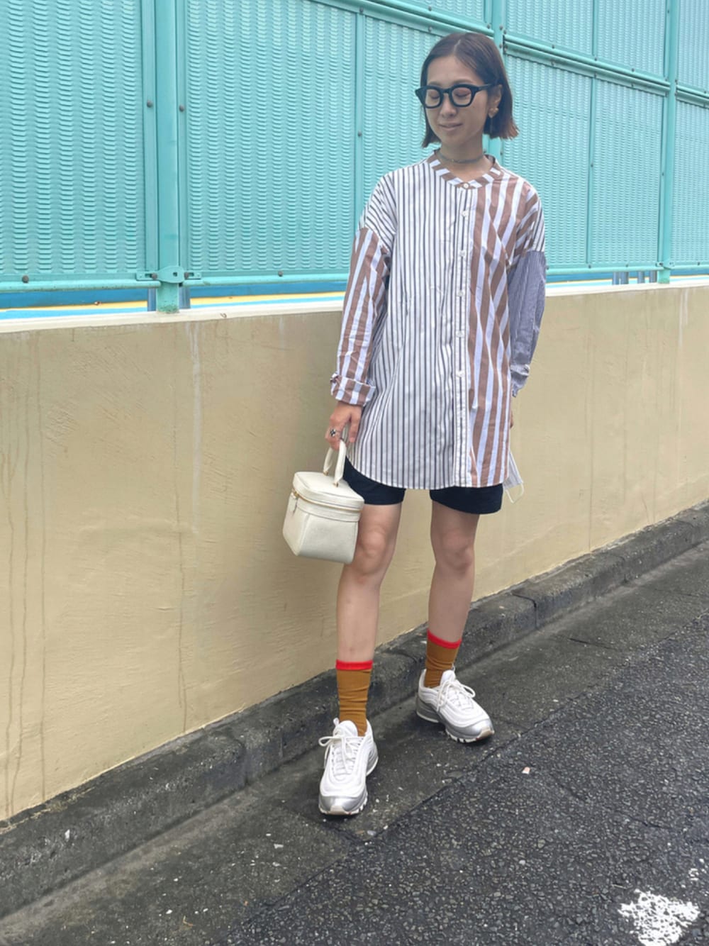 「スニーカー、シャツ、NIKE、めがね、大人カジュアル、スニーカーコーデ、ナイキ、休日スタイル、AIR MAX、エアマックス、シャツスタイル、メガネ女子、高身長女子、エアマックス97」｜「NIKEのNIKE ナイキ AIR MAX 97 QS エアマックス97QS AT5458 100 WHITE/VARSITY RED-METALLIC SILVER-BLACK（スニーカー、ホワイト系）」を使った、yukariさん（レディース・168cm）の秋コーディネートの1枚目の写真