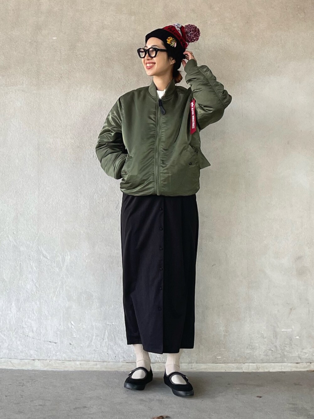 「MA-1、ニット帽、冬コーデ、メガネ女子、カジュアルコーデ、カーキ、alpha、alpha_industries_japan、alpha_industries、AMERICAN NEEDLE」｜「ALPHAのMA-1 CORE TALL(トールモデル)（MA-1、グリーン系）」を使った、yukariさん（レディース・168cm）の冬コーディネートの1枚目の写真