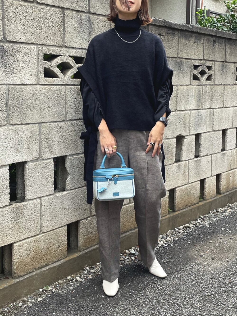 ブラック系のニット/セーター、ブラック系のシャツ/ブラウス、その他のサロペット/オーバーオールを着用したレディースの秋コーディネートの1枚目の写真