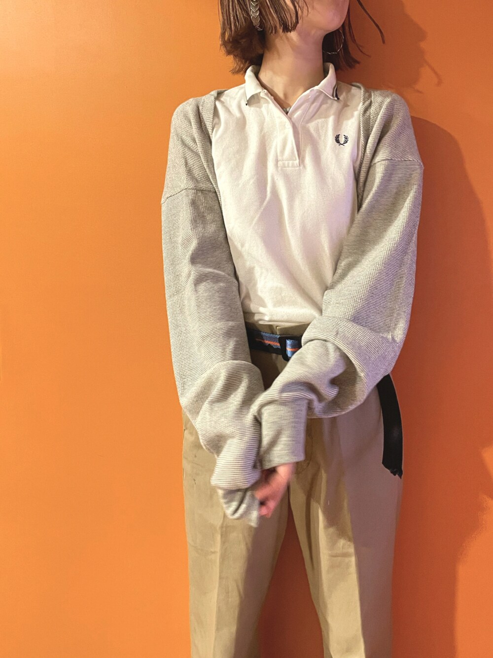 ベージュ系のカーディガン/ボレロ、ベージュ系のチノパンツ、その他のその他を着用したレディースの秋コーディネートの1枚目の写真