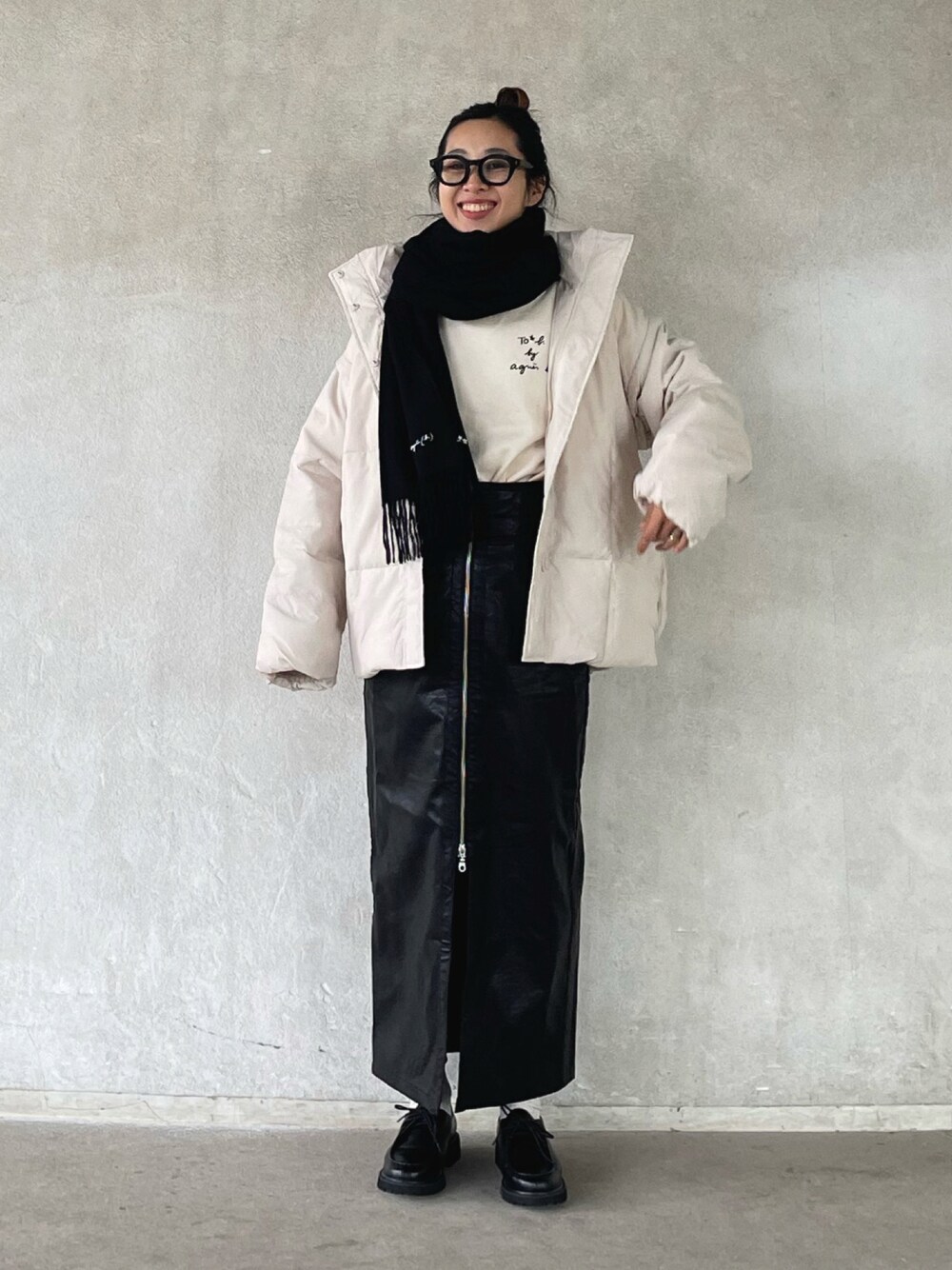「ANGIE VINTAGE、マフラーぐるぐる、モノトーン、モノトーンコーデ、アニエスベー、agnesb、welleg、menue、welleg select、mooimooi、ウェレッグ、PR、ダウンジャケット、冬コーデ」｜「ANGIEの2WAYファイバーダウンジャケット（ダウンジャケット/コート、ホワイト系）」を使った、yukariさん（レディース・168cm）の冬コーディネートの1枚目の写真