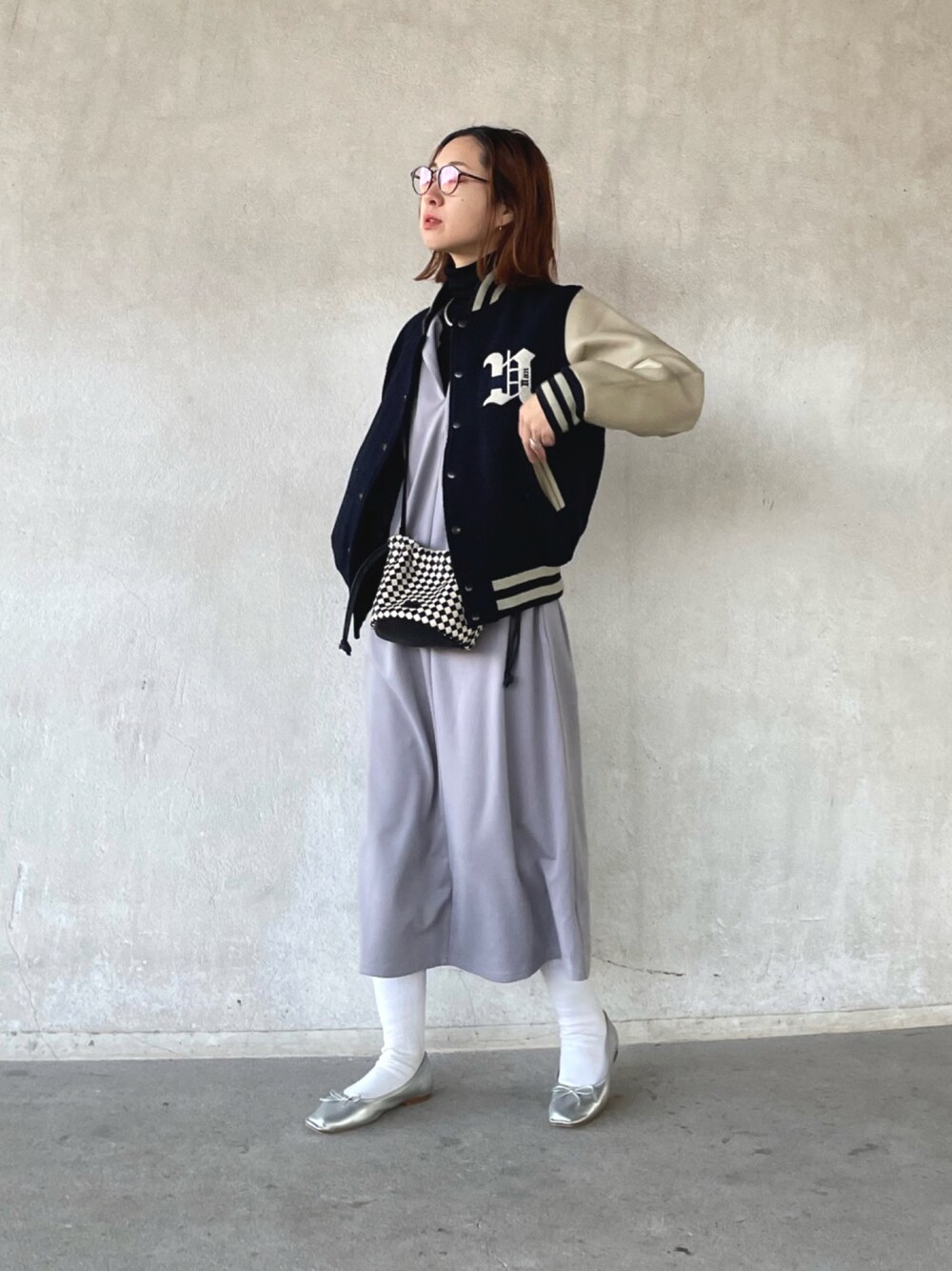 「カジュアル、スタジャン、VAN、メガネ女子、chiiiibag、ch!iiibag、バレエシューズ、大人カジュアル、冬コーデ、タートルネック、チェッカーフラッグ、巾着バッグ」｜「ap retroの深スリットジャンスカ（ワンピース、グレー系）」を使った、yukariさん（レディース・168cm）の冬コーディネートの1枚目の写真