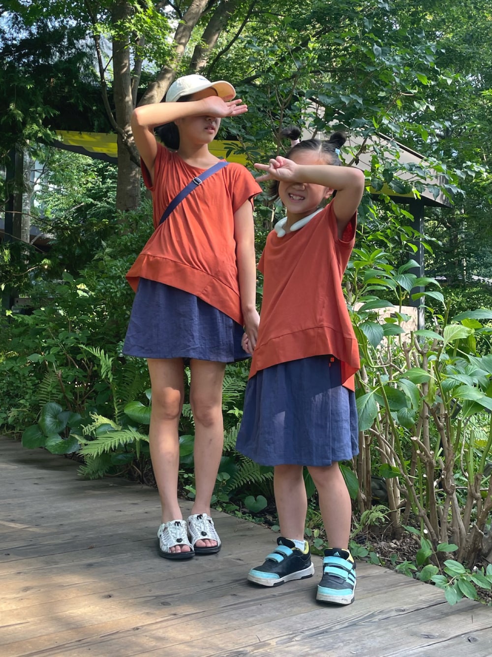 オレンジ系のTシャツ/カットソー、オレンジ系のTシャツ/カットソー、ブルー系のスカートを着用したレディースの夏コーディネートの1枚目の写真