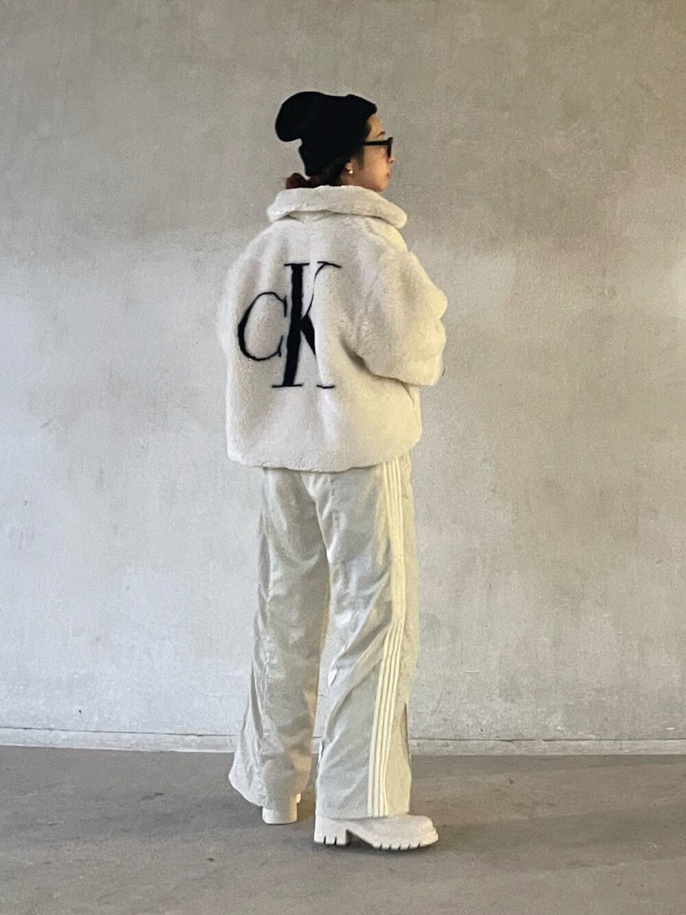 「ワンマイルウェア、カルバンクライン、Calvin Klein、トラックパンツ、バックロゴ、ボアジャケット、ボアブルゾン、ホワイトコーデ、ワントーンコーデ、モノトーン、モノトーンコーデ、ニット帽」｜「Calvin Kleinのバックモノグラム シェルパジャケット（その他アウター、ホワイト系）」を使った、yukariさん（レディース・168cm）の秋コーディネートの1枚目の写真