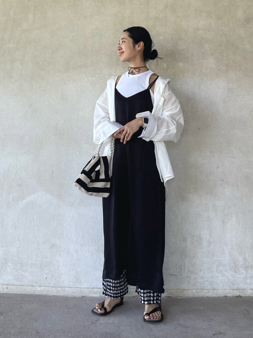 ホワイト系のシャツ/ブラウス、ブラック系のワンピース、ブラック系のパンツを着用したレディースの夏コーディネートの1枚目の写真