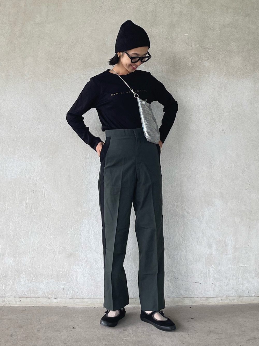 「ファッションを楽しもう、お出かけコーデ、今日のコスメと服、シンプルコーデ、ニット帽、ロゴT、古着MIX、メガネ女子、シルバー、ラインパンツ、休日スタイル、秋コーデ、Daniel Wellington、PR」｜「Daniel Wellingtonのストレッチ コットンクルーネック ロングスリーブTシャツ（Tシャツ/カットソー、ブラック系）」を使った、yukariさん（レディース・168cm）の秋コーディネートの1枚目の写真