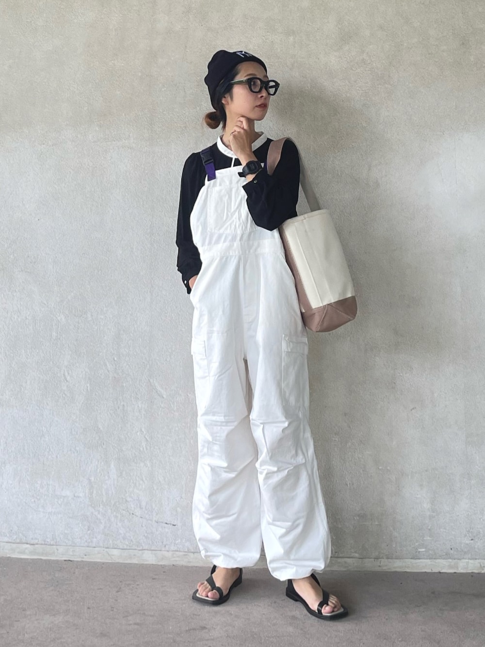 「オーバーオール、大人カジュアル、秋服準備はじめました、モノトーン、モノトーンコーデ、めがね、メガネ女子、ニット帽、トートバッグ、エドウィン、EDWIN、edwinjapan」｜「EDWINの【WEB限定】STEP MARK バルーンオーバーオール サロペット ビブ カーゴ（サロペット/オーバーオール、ホワイト系）」を使った、yukariさん（レディース・168cm）の夏コーディネートの1枚目の写真