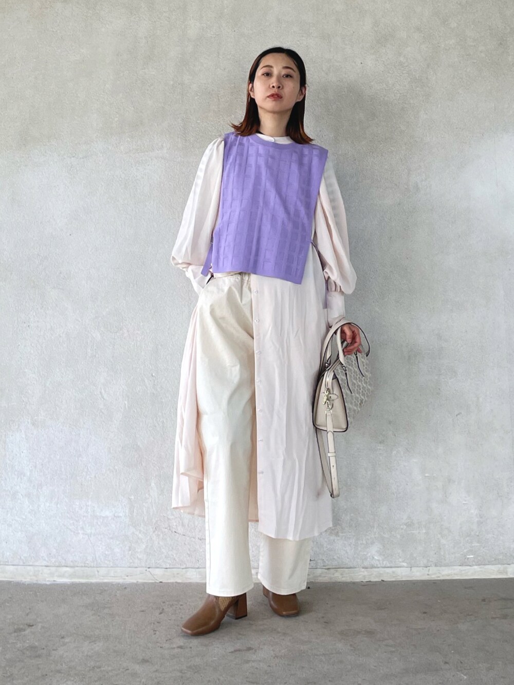 「はじめましてコーデ、ベスト、春コーデ、ブーツ、ケイトスペード、Lee、leejapan、ホワイトコーデ、ショートブーツ、シャツワンピ、レイヤードスタイル、大人カジュアル、ボストンバッグ」｜「EACH.のSLEEVELESS PLAID KNIT TOP（ベスト、パープル系）」を使った、yukariさん（レディース・168cm）の春コーディネートの1枚目の写真