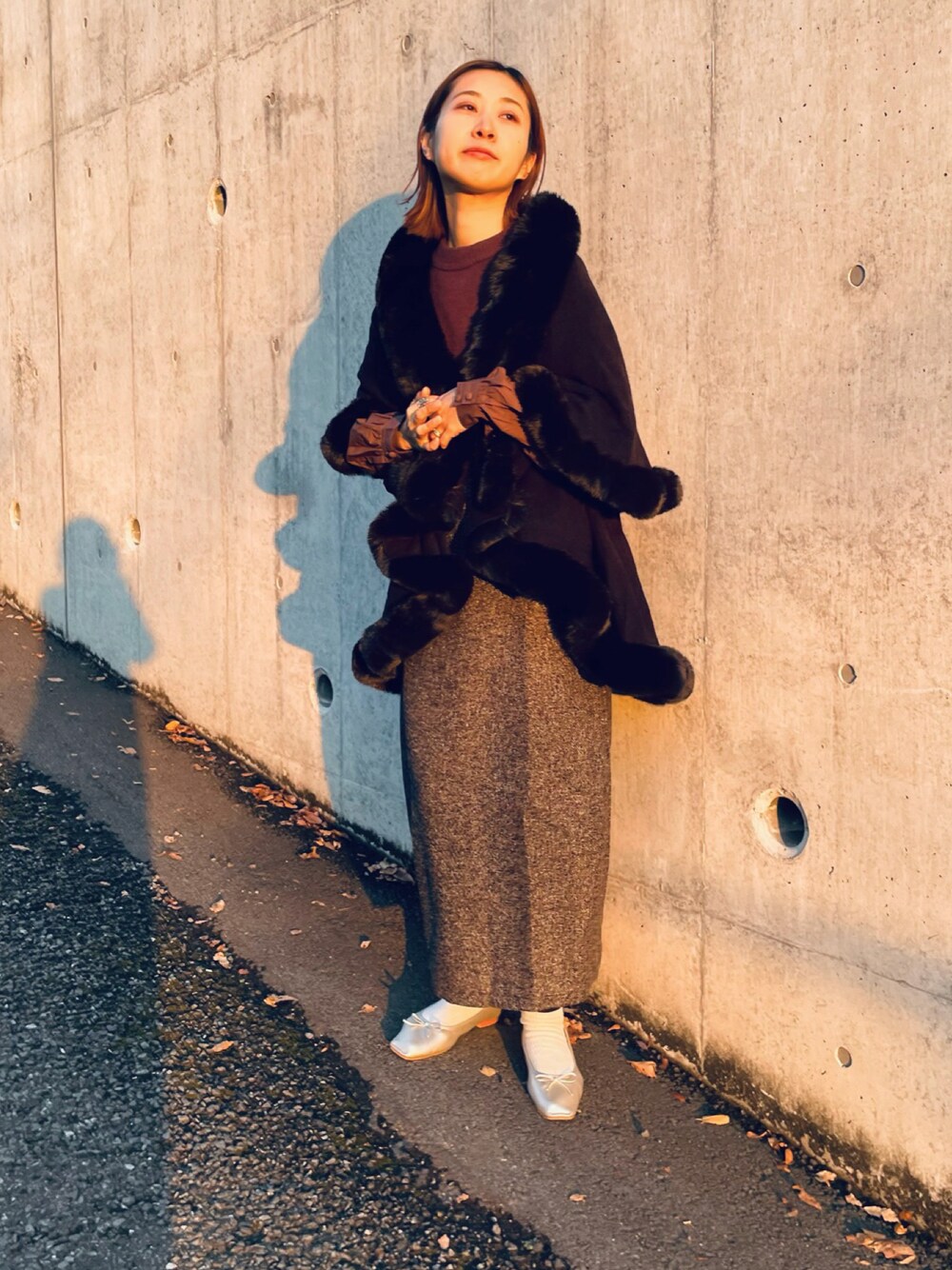 「大人女子、レイヤードスタイル、エレガント、冬コーデ、ポンチョ、大人カジュアル、キャミワンピ、スクエアトゥ、冬アウター、ゴージャス、ニット、きれいめカジュアル」｜「deux amourのフリルポンチョ（ポンチョ、ブラック系）」を使った、yukariさん（レディース・168cm）の冬コーディネートの1枚目の写真