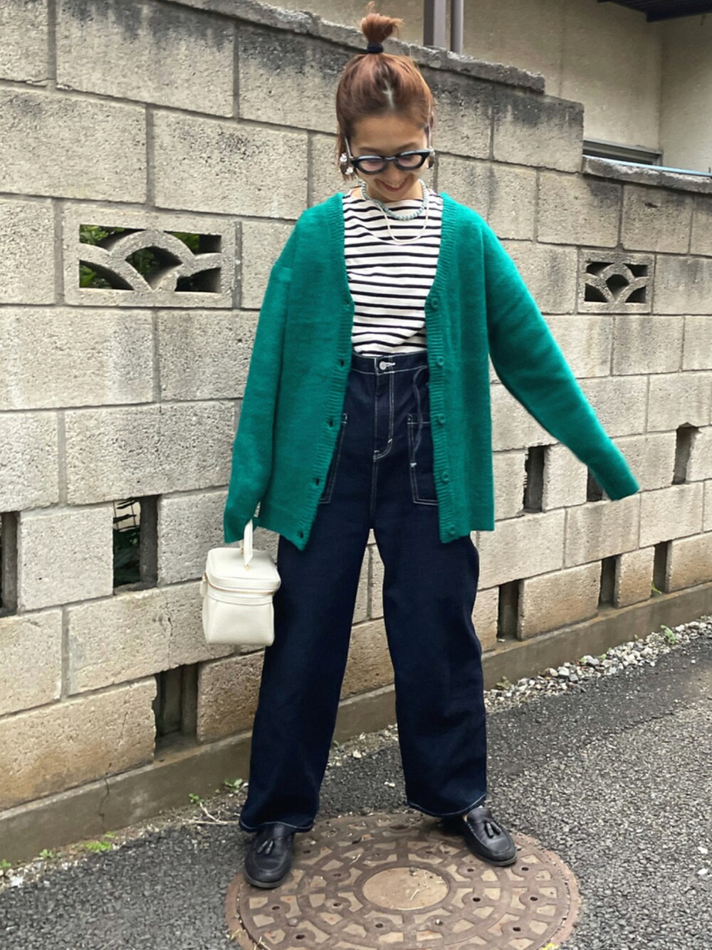 グリーン系のカーディガン/ボレロ、ホワイト系のTシャツ/カットソー、ブルー系のサロペット/オーバーオールを着用したレディースの秋コーディネートの1枚目の写真