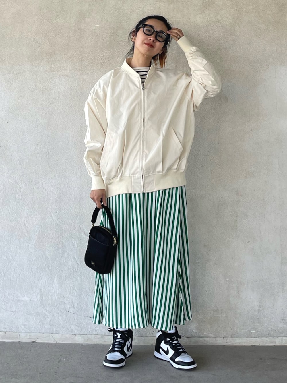 「春服デビュー宣言、Le temps riche、ルタンリッシュ、スタジャン、ストライプ、春コーデ、スニーカー、スニーカーコーデ、ハイカットスニーカー、春カラー、apretro、アプレトロ」｜「ap retroのボリュームスリーブMAー1ブルゾン（MA-1、ホワイト系）」を使った、yukariさん（レディース・168cm）の春コーディネートの1枚目の写真