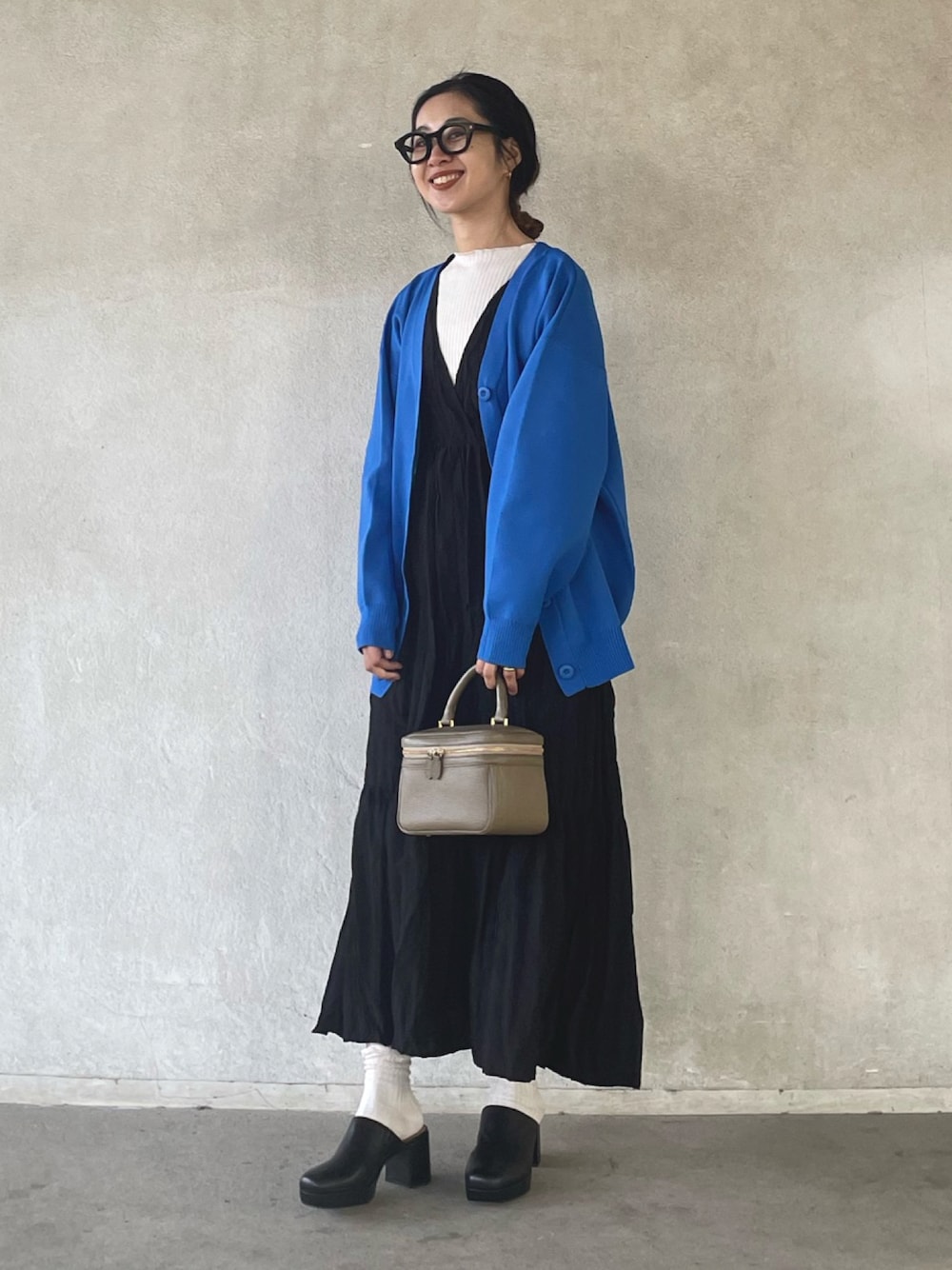 「カーディガン、ブルー、ミュール、厚底サンダル、ロングワンピース、春コーデ、ワンピース、メガネ女子、休日スタイル、シンプルコーデ、wcloset、wclo_snap、ANGIE VINTAGE」｜「ANGIEの【前後2WAY】スポンジニットVネックカーディガン（カーディガン/ボレロ、ブルー系）」を使った、yukariさん（レディース・168cm）の春コーディネートの1枚目の写真