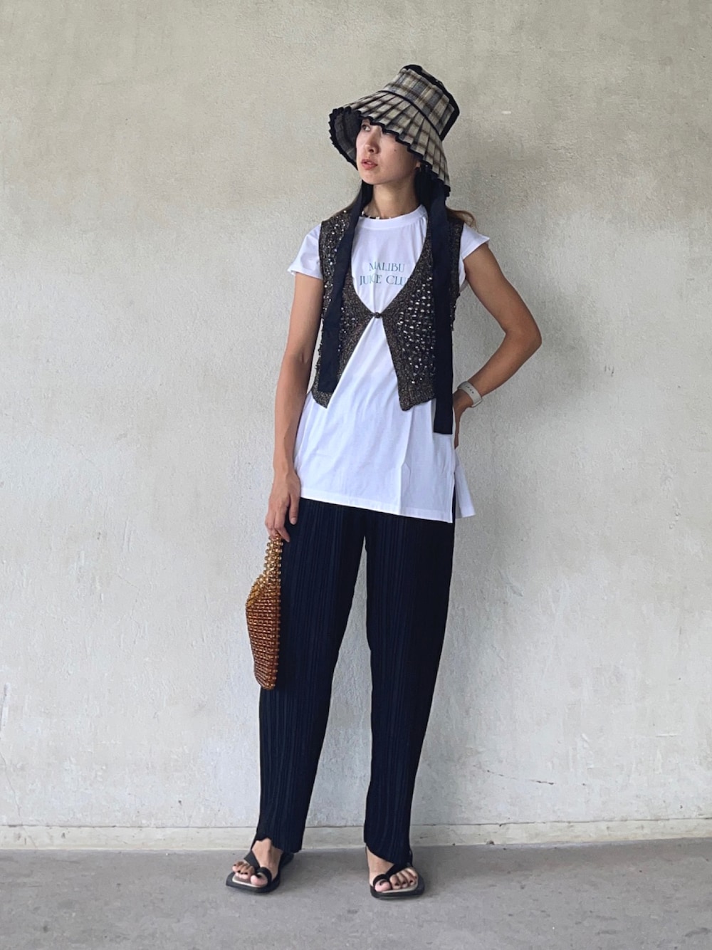 「reca、recaコーデ、レイヤードスタイル、ベスト、夏セールで買いました、ビーズバッグ、夏コーデ、ZARA、ローナマーレイ、lornamurray、ロゴT、白Tシャツ、休日スタイル、おでかけコーデ」｜「recaのフレンチスリーブチビロゴTシャツ（Tシャツ/カットソー、ホワイト系）」を使った、yukariさん（レディース・168cm）の夏コーディネートの1枚目の写真