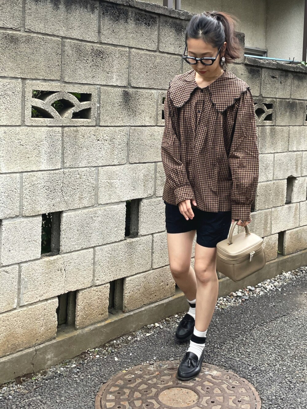 「ビッグカラー、ブラウス、ハーフパンツ、ギンガムチェック、ローファー、メガネ女子、ch!iiibag、ショートパンツ、高身長女子、カジュアル、大人カジュアル」｜「ap retroの無地・ギンガムチェックスカラップ刺繍ビッグカラーブラウス＜デザインブラウス＞【ZOZO限定アイテム】（シャツ/ブラウス、ブラウン系）」を使った、yukariさん（レディース・168cm）の秋コーディネートの1枚目の写真