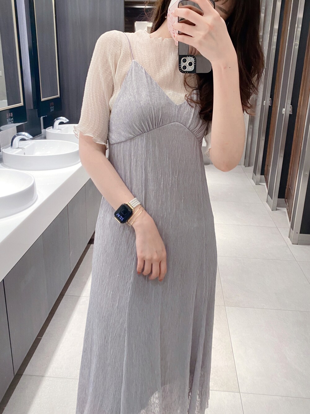 シルバー系のワンピース/ドレス、ホワイト系のシャツ/ブラウスを着用したレディースの秋コーディネートの1枚目の写真