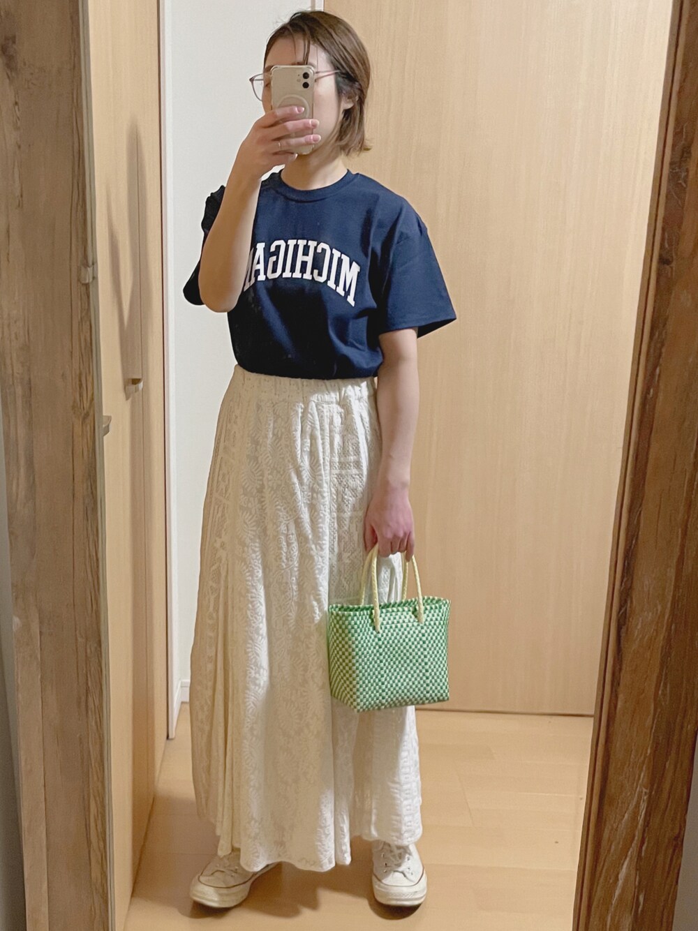 ブルー系のTシャツ/カットソー、グリーン系のトートバッグ、ホワイト系のスニーカーを着用したレディースの春コーディネートの1枚目の写真