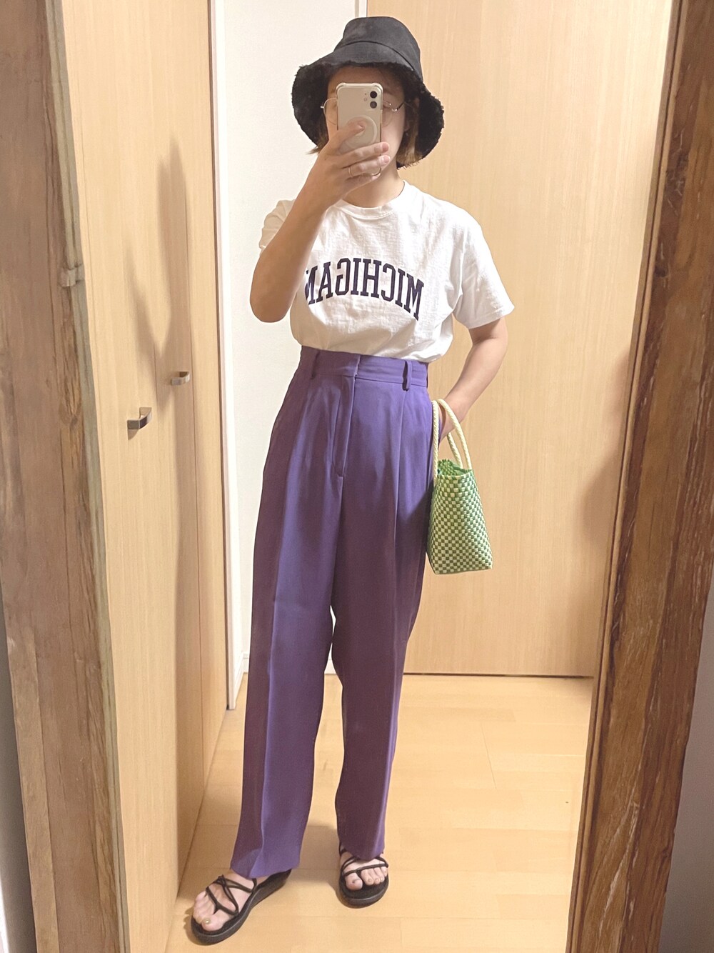 ホワイト系のTシャツ/カットソー、グリーン系のトートバッグ、ブラック系のサンダルを着用したレディースの夏コーディネートの1枚目の写真