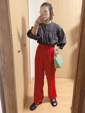 「レッド」｜「アイテム（スラックス）」を使った、yumiさん（レディース・157cm）の春コーディネート