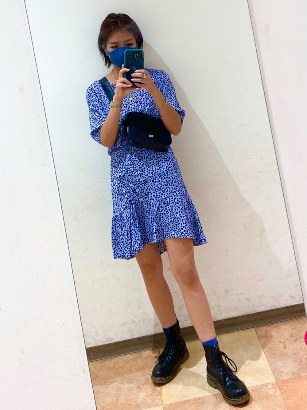 「ワンピース、ZARA、ひょう柄、水色、プチプラ、水玉ワンピース、低身長、派手コーデ、ショートカット、おしゃれさんと繋がりたい、青、色黒」｜「Dr. MartensのDr.Martens / ドクターマーチン 1460 8EYEBOOT 8ホール ブーツ シューズ（ブーツ、ホワイト系）」を使った、sa_toさん（レディース・153cm）の秋コーディネートの1枚目の写真