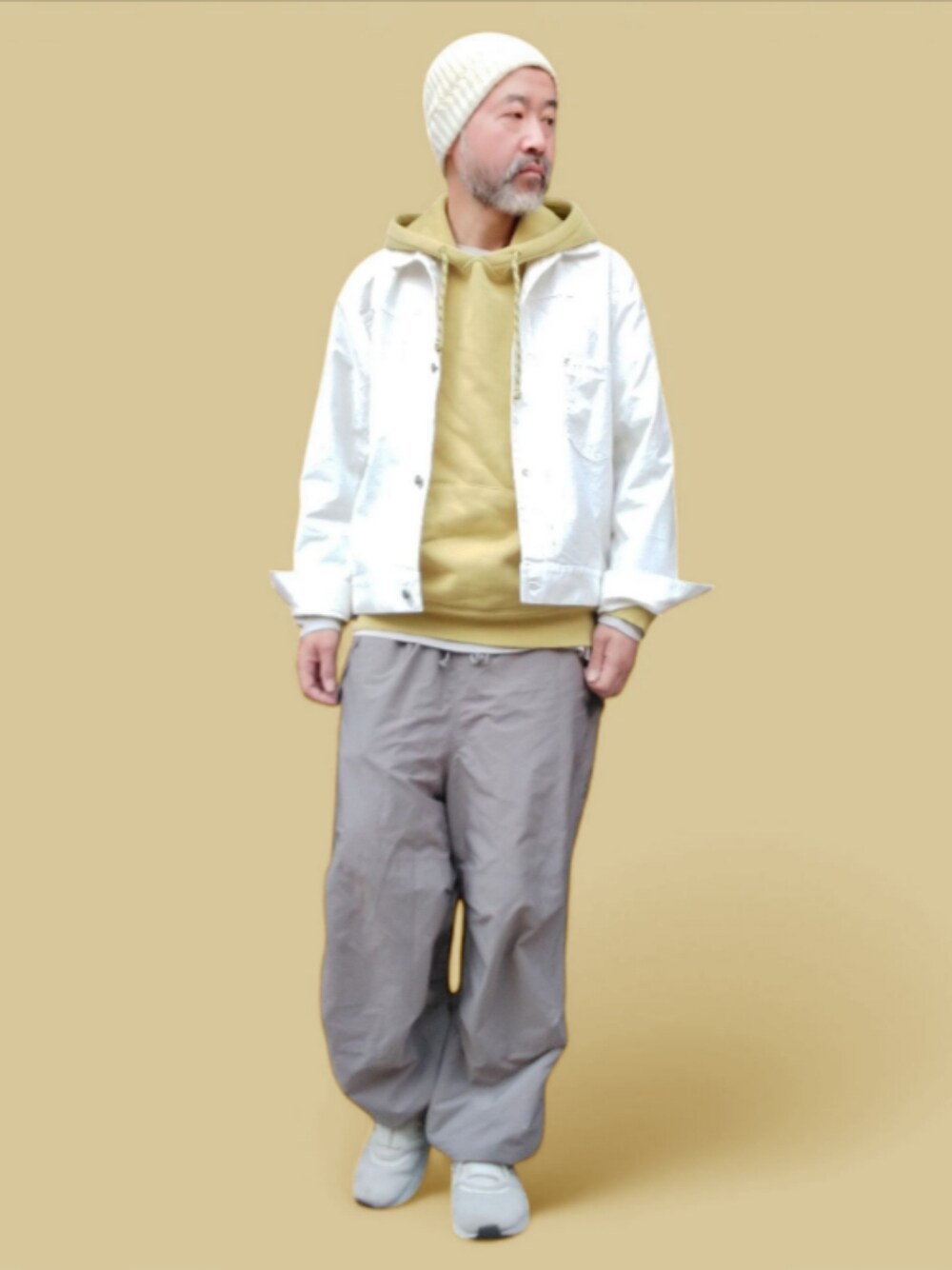 グレー系のパンツ、ホワイト系のスニーカー、ホワイト系のジャケット/アウターを着用したメンズの春コーディネートの1枚目の写真