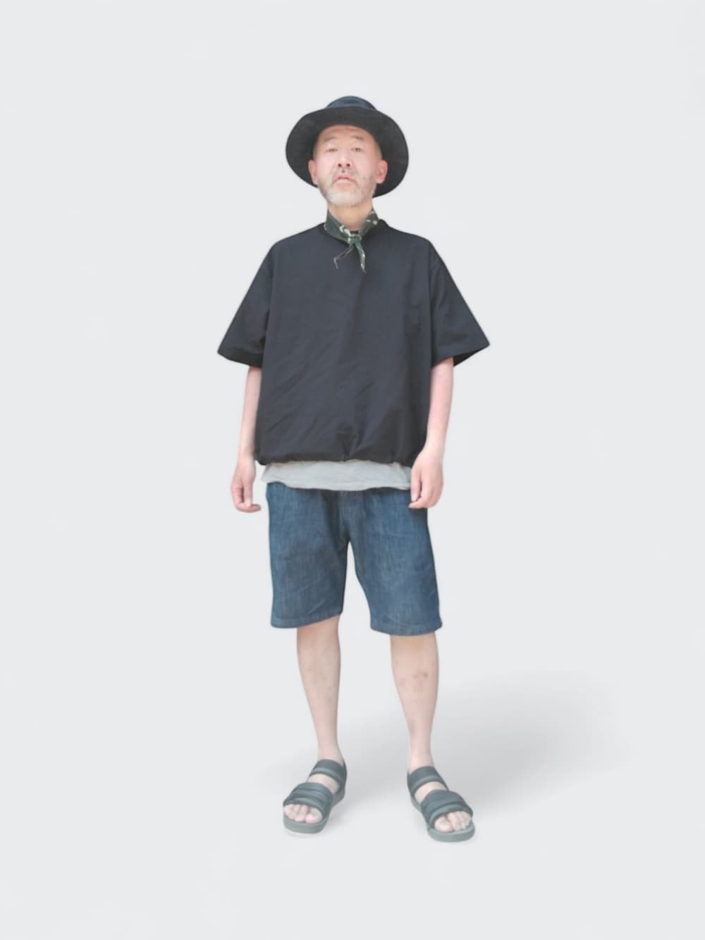 ブルー系のデニムパンツ、ブラック系のTシャツ/カットソー、グリーン系のサンダルを着用したメンズの春コーディネートの1枚目の写真
