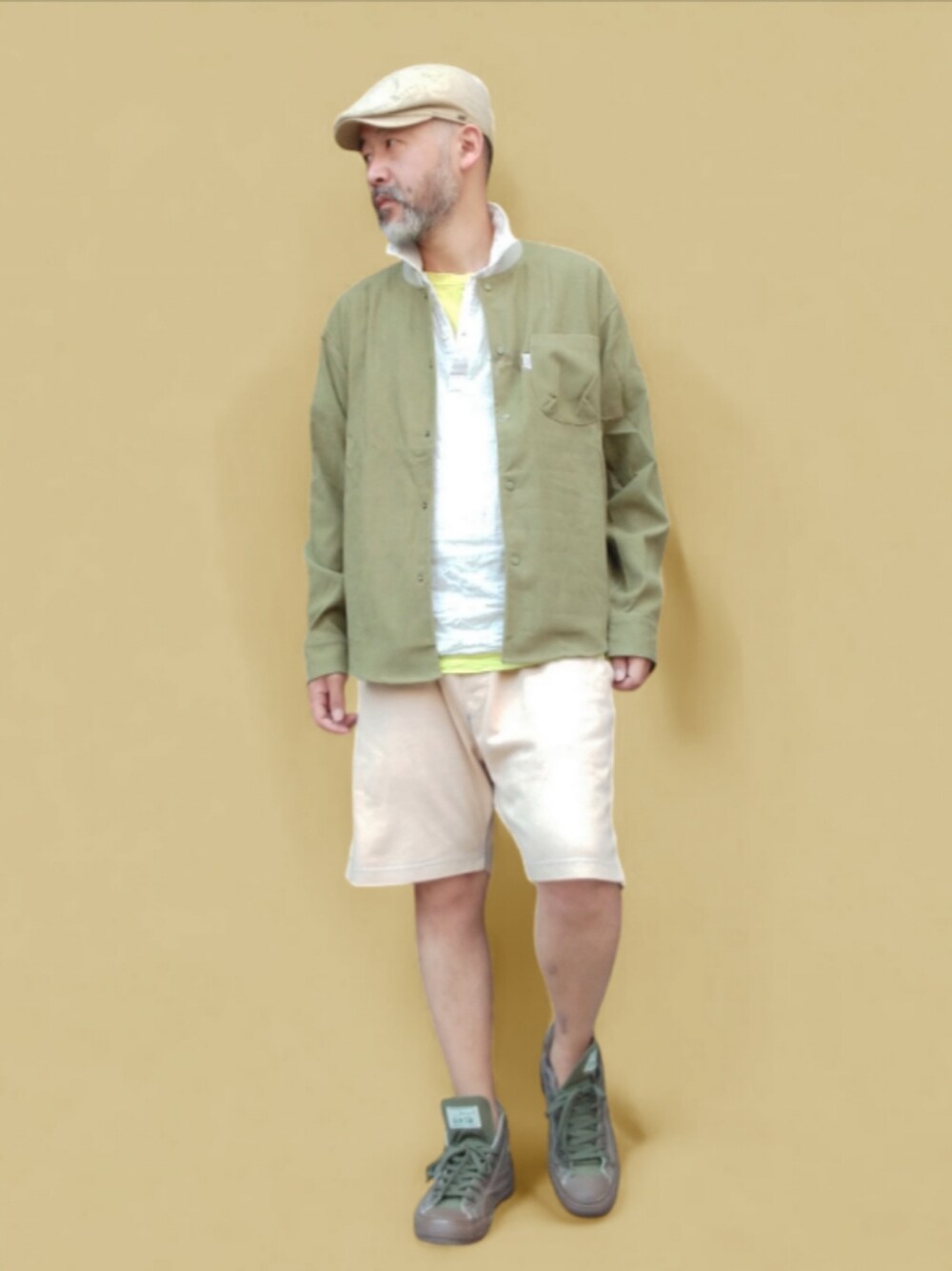 イエロー系のパンツ、グリーン系のスニーカー、グリーン系のシャツ/ブラウスを着用したメンズの夏コーディネートの1枚目の写真